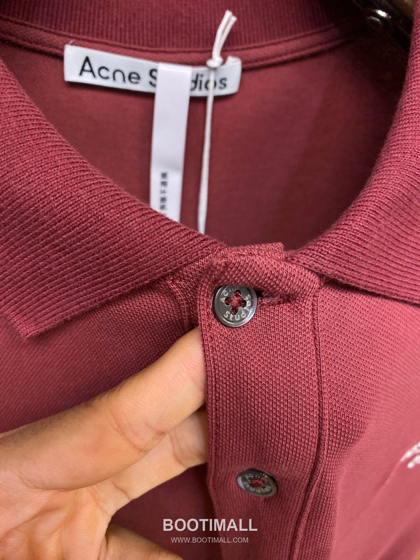 Acne Studios 2026SS Logo Embroidered Cotton Piqué Polo Shirt with Shell Button 아크네스튜디오 2026SS 로고 자수 코튼 피케 폴로 셔츠 쉘 버튼 16