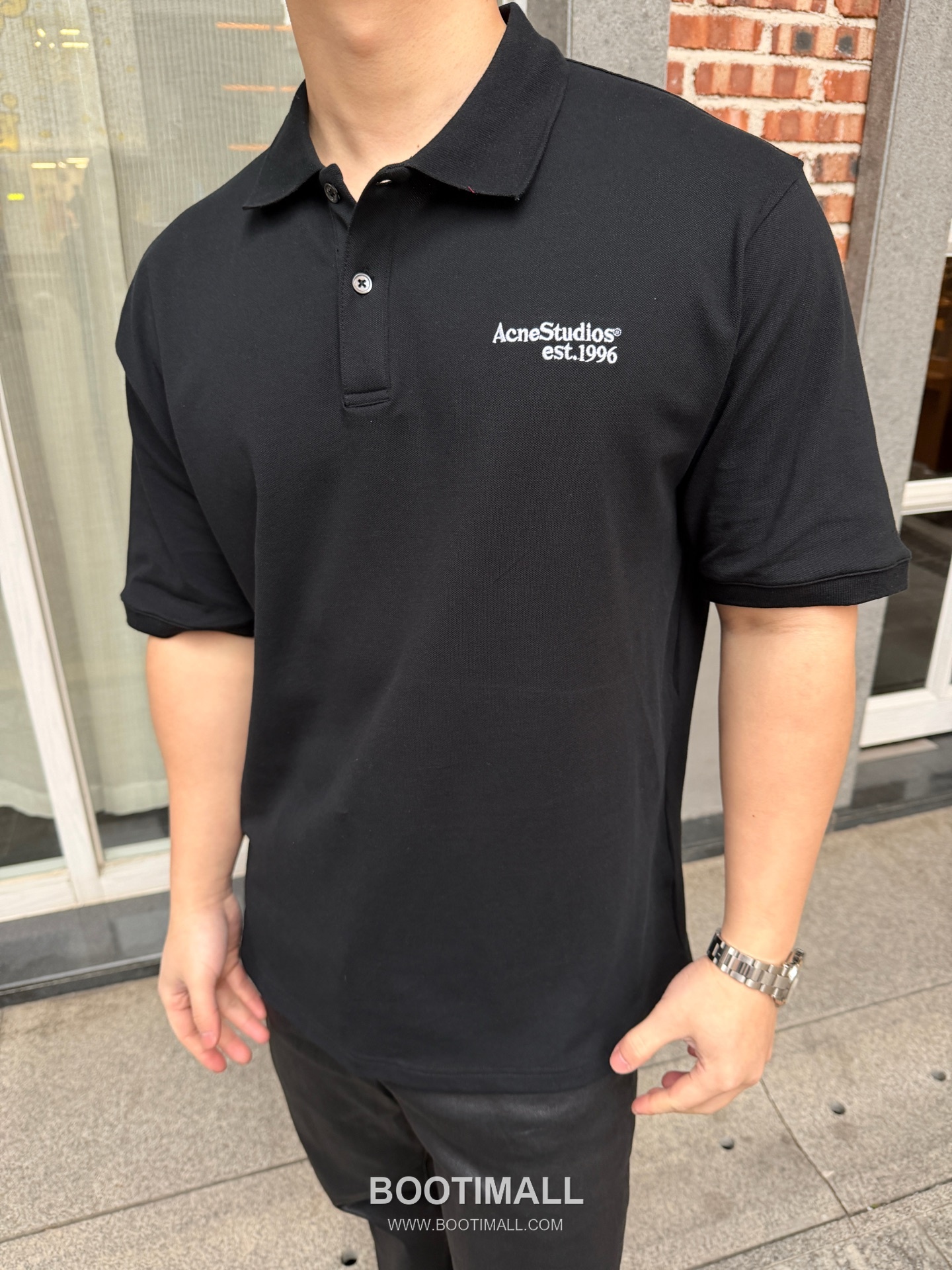 Acne Studios 2026SS Logo Embroidered Cotton Piqué Polo Shirt with Shell Button 아크네스튜디오 2026SS 로고 자수 코튼 피케 폴로 셔츠 쉘 버튼 9