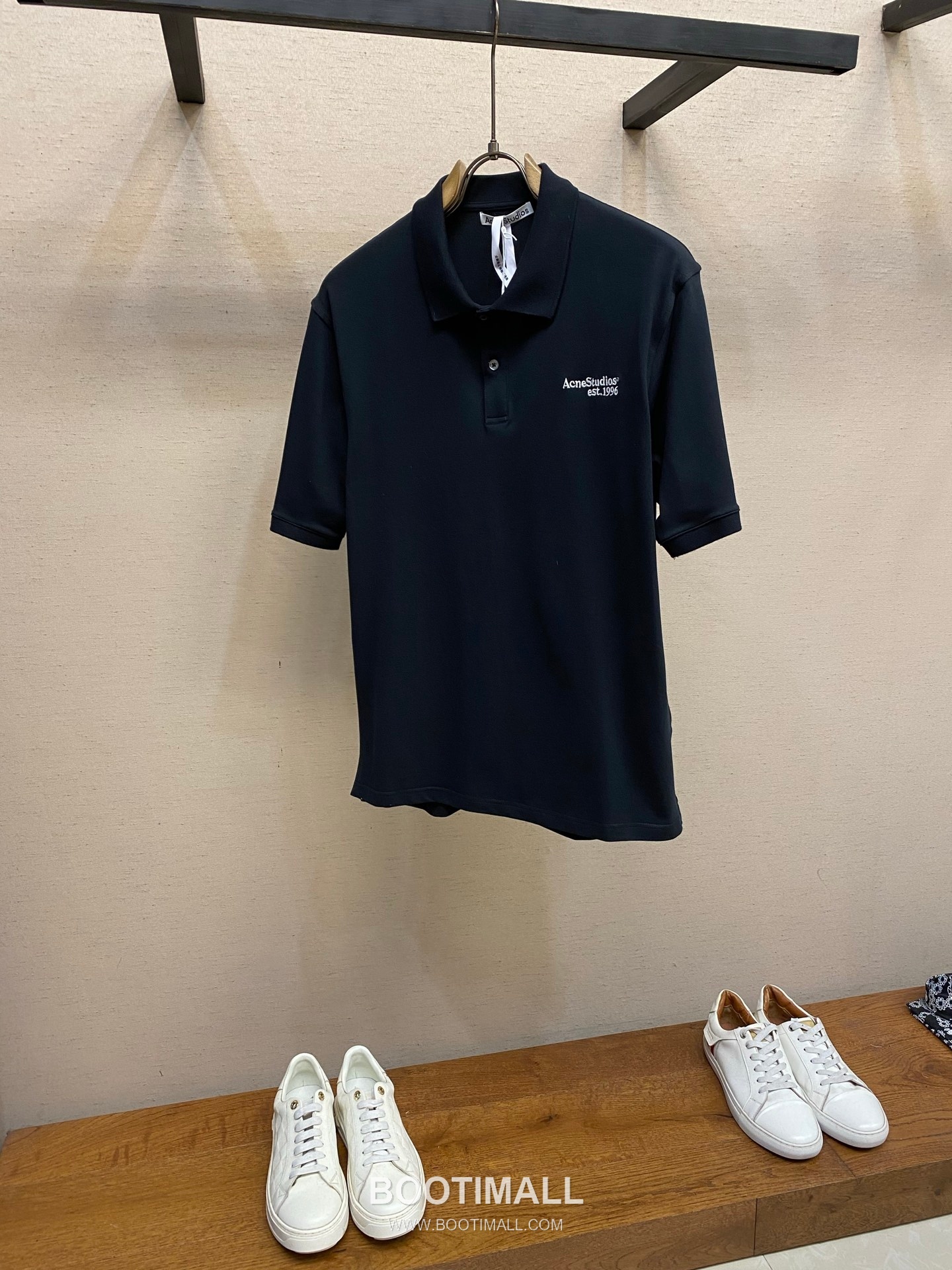 Acne Studios 2026SS Logo Embroidered Cotton Piqué Polo Shirt with Shell Button 아크네스튜디오 2026SS 로고 자수 코튼 피케 폴로 셔츠 쉘 버튼 10