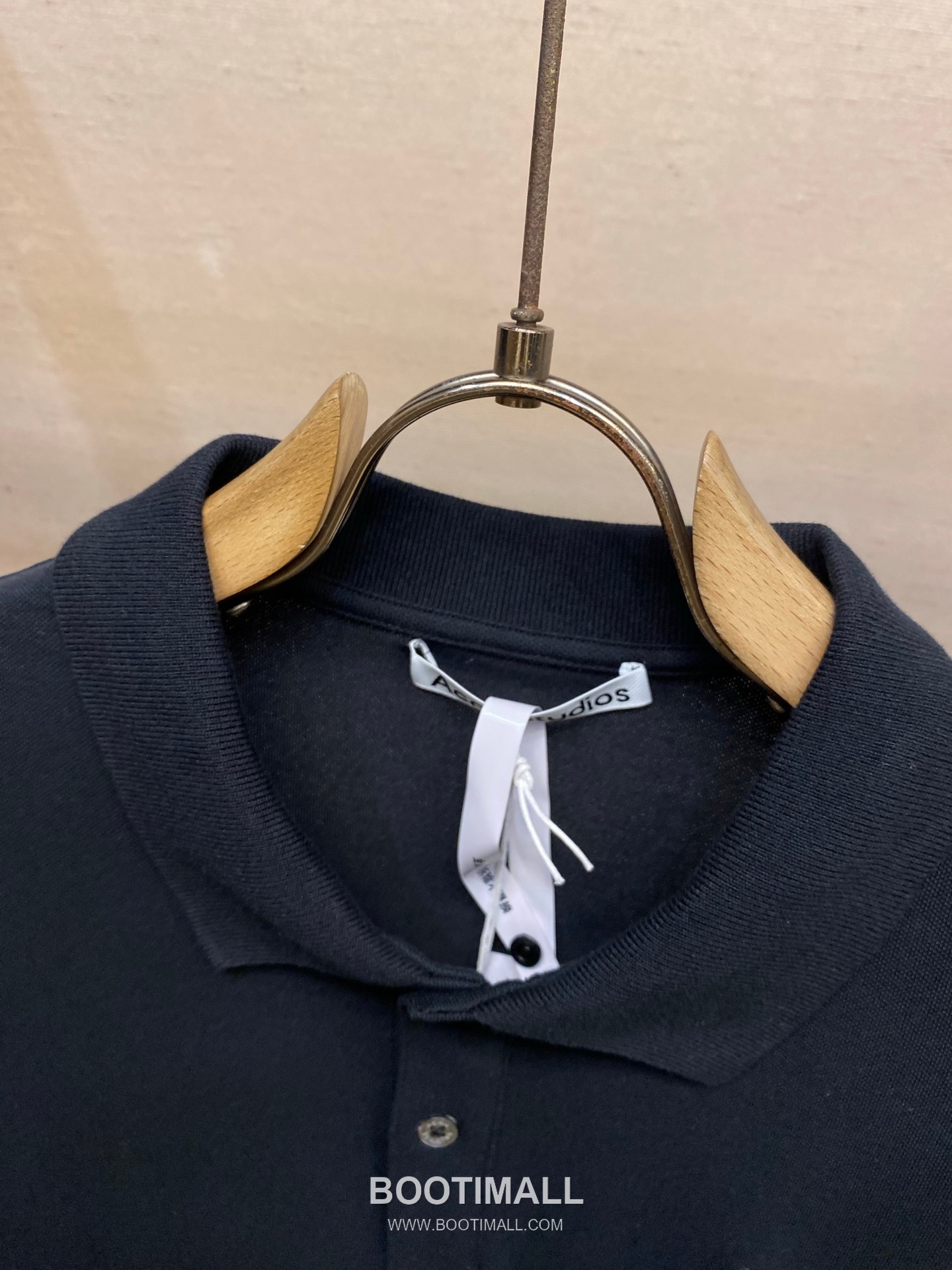 Acne Studios 2026SS Logo Embroidered Cotton Piqué Polo Shirt with Shell Button 아크네스튜디오 2026SS 로고 자수 코튼 피케 폴로 셔츠 쉘 버튼 13