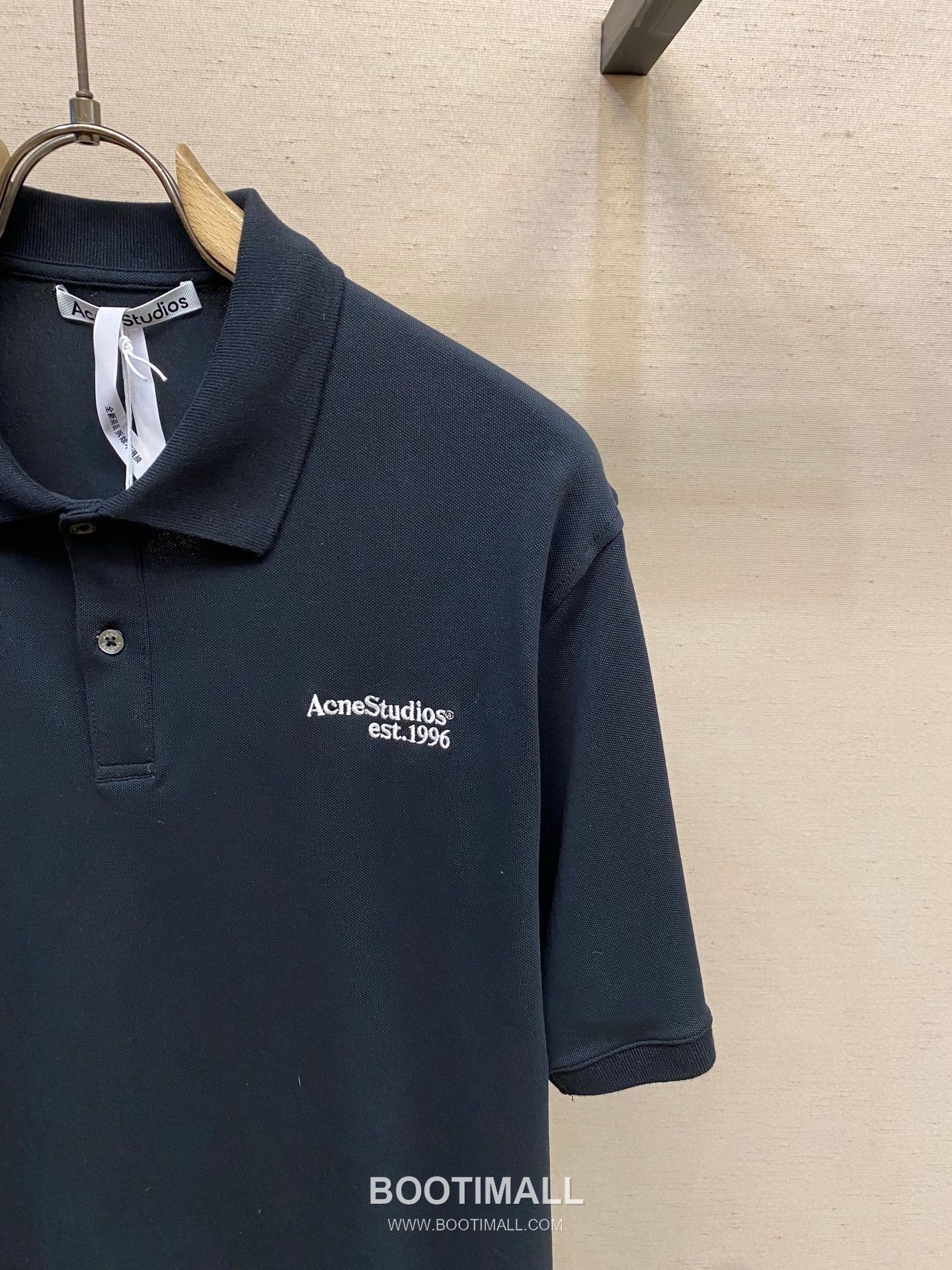 Acne Studios 2026SS Logo Embroidered Cotton Piqué Polo Shirt with Shell Button 아크네스튜디오 2026SS 로고 자수 코튼 피케 폴로 셔츠 쉘 버튼 14