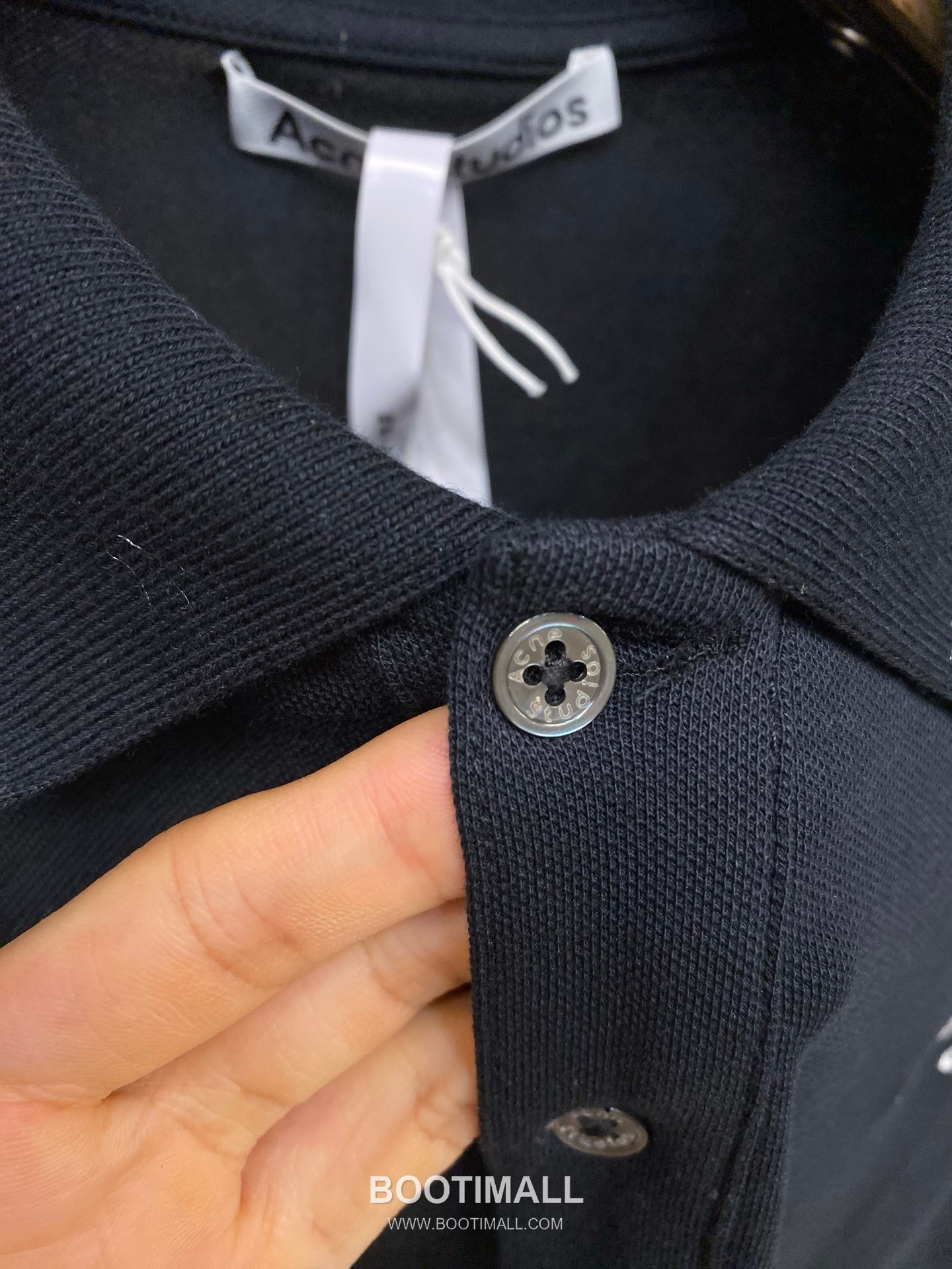 Acne Studios 2026SS Logo Embroidered Cotton Piqué Polo Shirt with Shell Button 아크네스튜디오 2026SS 로고 자수 코튼 피케 폴로 셔츠 쉘 버튼 16