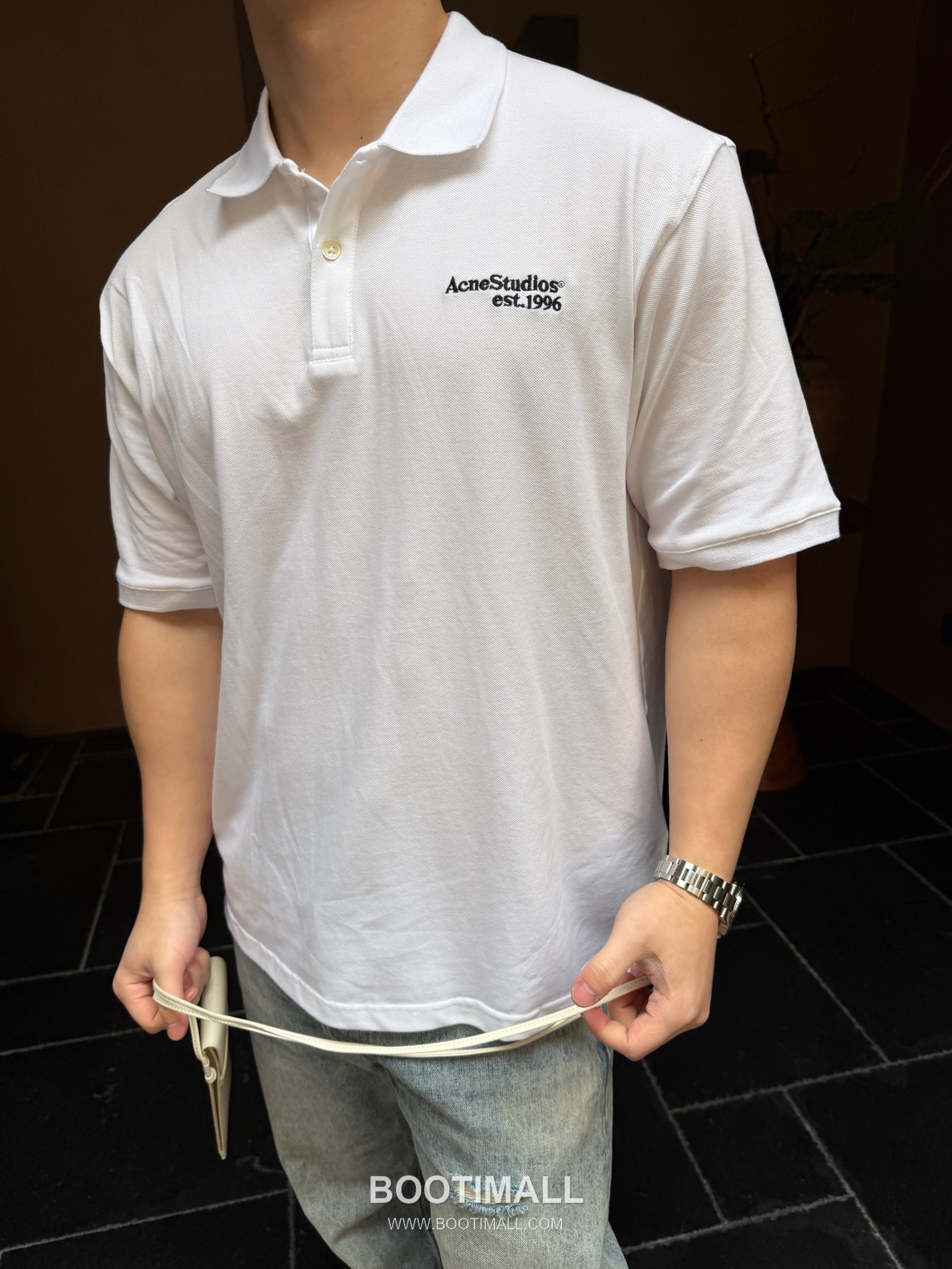 Acne Studios 2026SS Logo Embroidered Cotton Piqué Polo Shirt with Shell Button 아크네스튜디오 2026SS 로고 자수 코튼 피케 폴로 셔츠 쉘 버튼 9