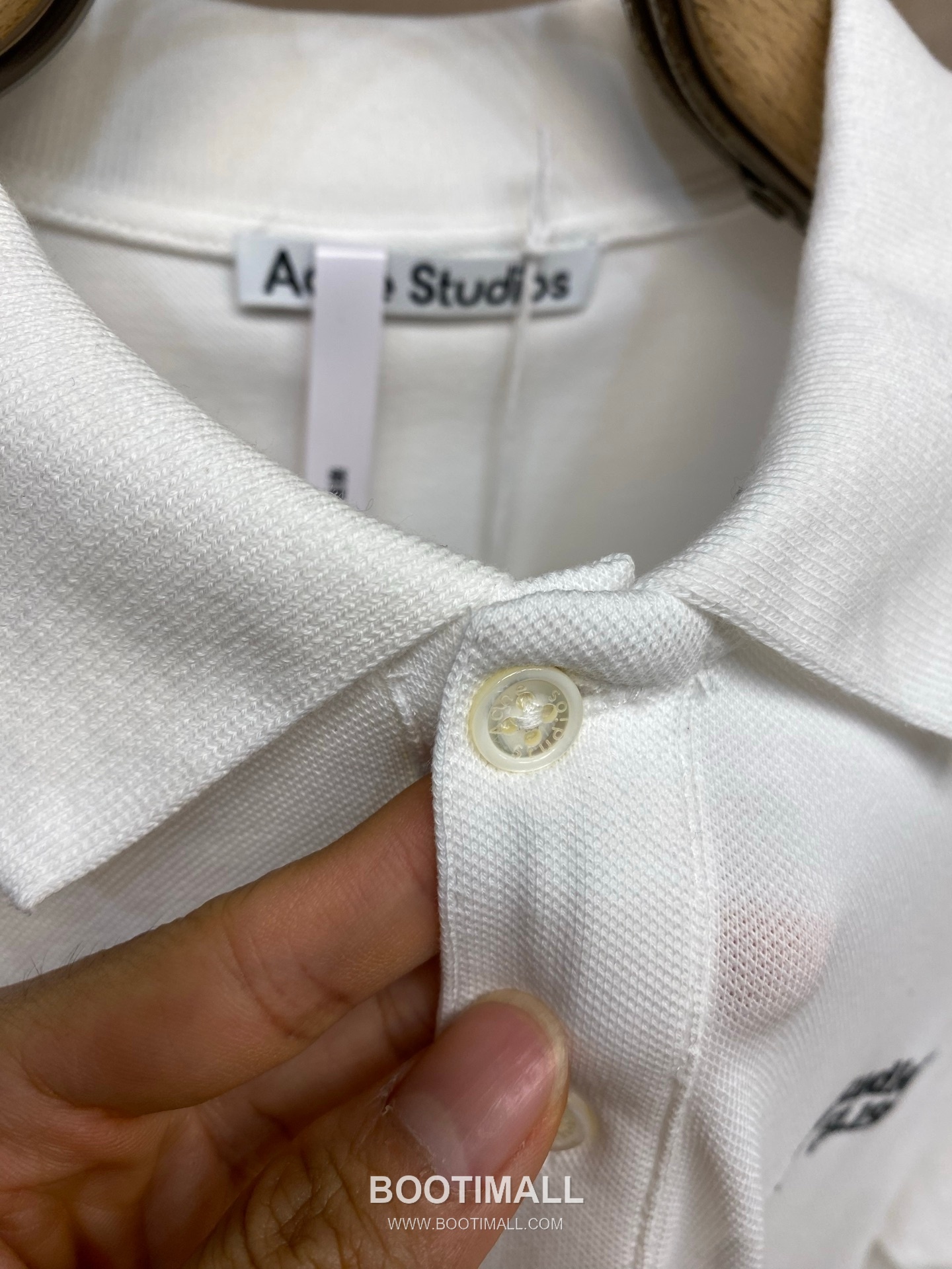 Acne Studios 2026SS Logo Embroidered Cotton Piqué Polo Shirt with Shell Button 아크네스튜디오 2026SS 로고 자수 코튼 피케 폴로 셔츠 쉘 버튼 16