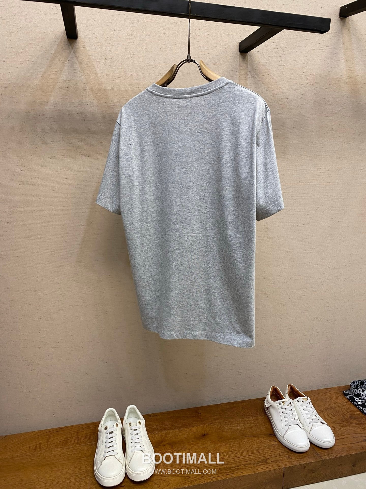 Celine 2026FW Triomphe Embroidered Cotton T-Shirt with Logo Detail 셀린느 2026FW 트리옹프 자수 코튼 반팔 티셔츠 로고 디테일 10