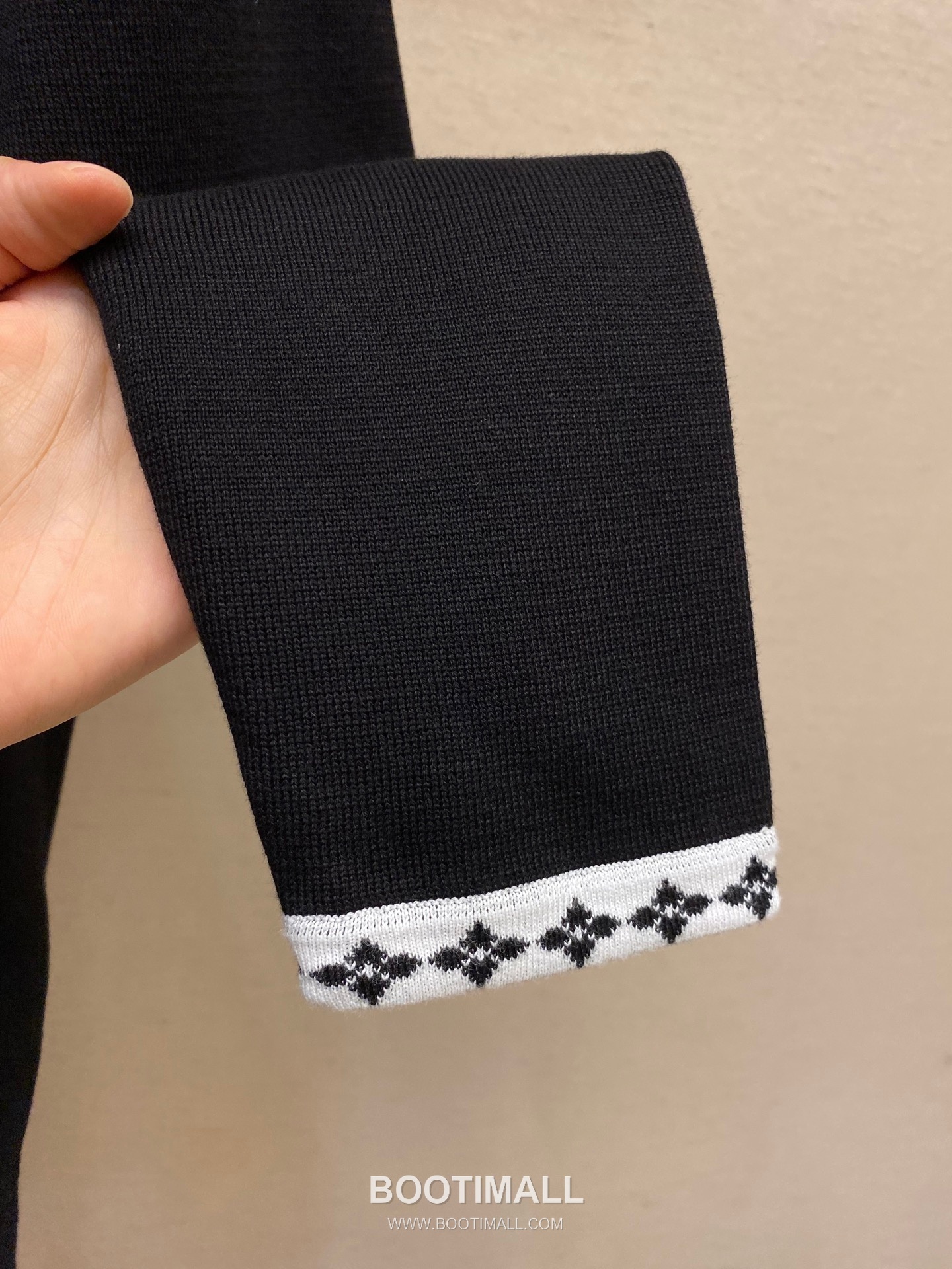 Louis Vuitton 2026FW Embroidered Wool Blend Knit Cardigan Jacket with Button Detail 루이비통 2026FW 자수 울 혼방 니트 가디건 재킷 버튼 디테일 13