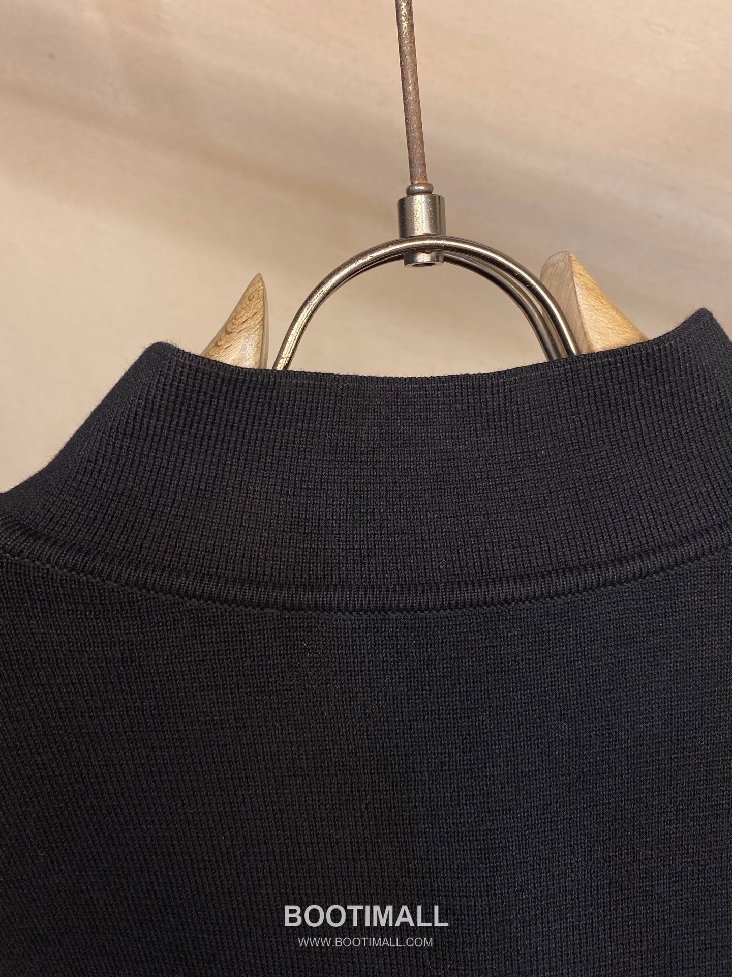 Louis Vuitton 2026FW Embroidered Wool Blend Knit Cardigan Jacket with Button Detail 루이비통 2026FW 자수 울 혼방 니트 가디건 재킷 버튼 디테일 15