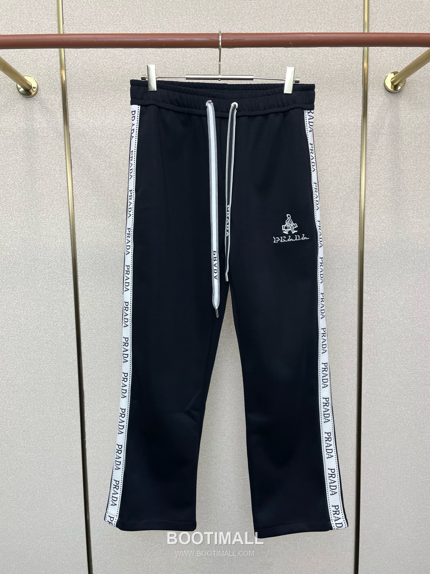 Prada SS26 Cotton Blend Logo Patch Casual Pants 프라다 SS26 코튼 혼방 로고 패치 캐주얼 팬츠 1