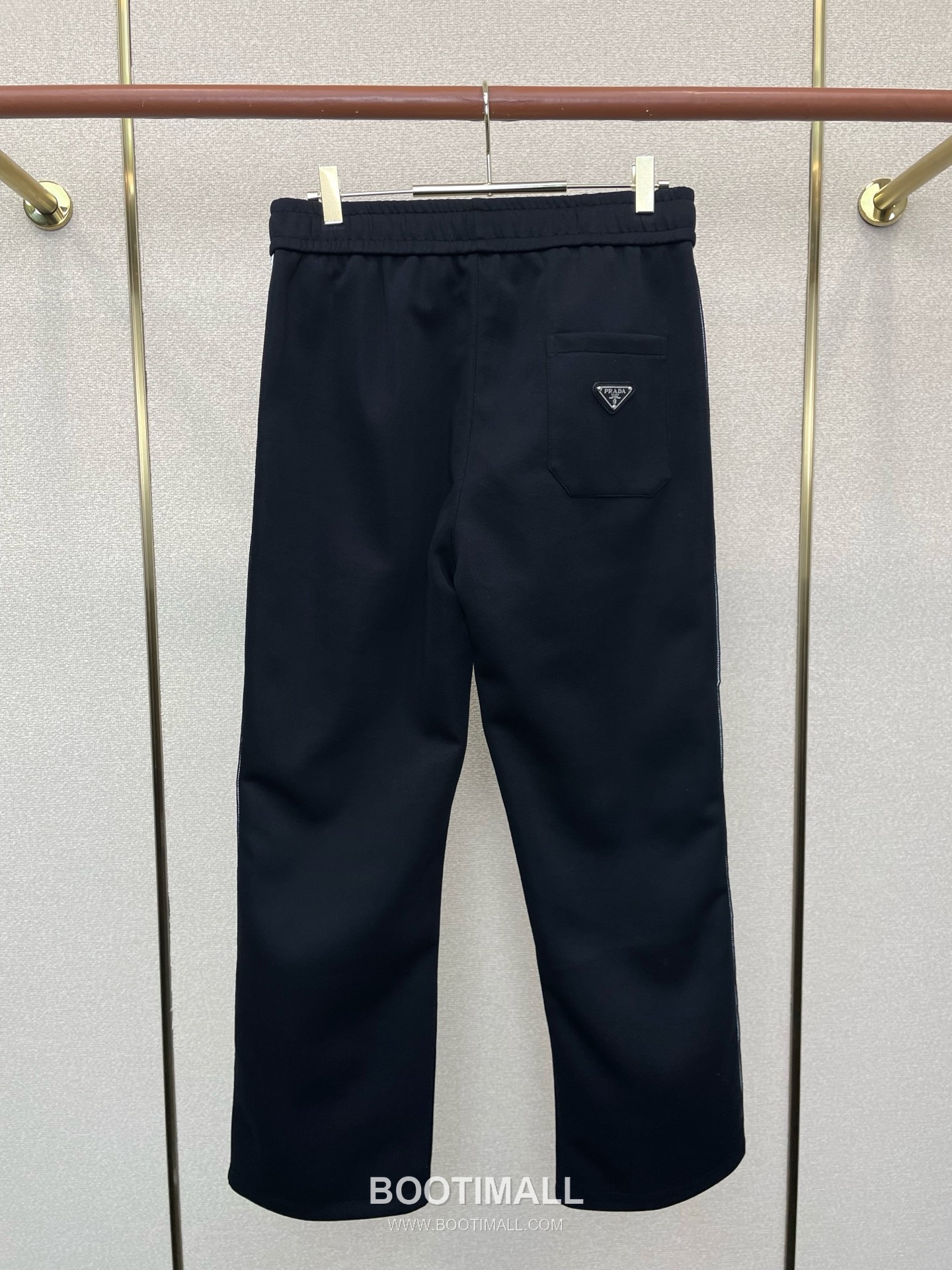 Prada SS26 Cotton Blend Logo Patch Casual Pants 프라다 SS26 코튼 혼방 로고 패치 캐주얼 팬츠 2