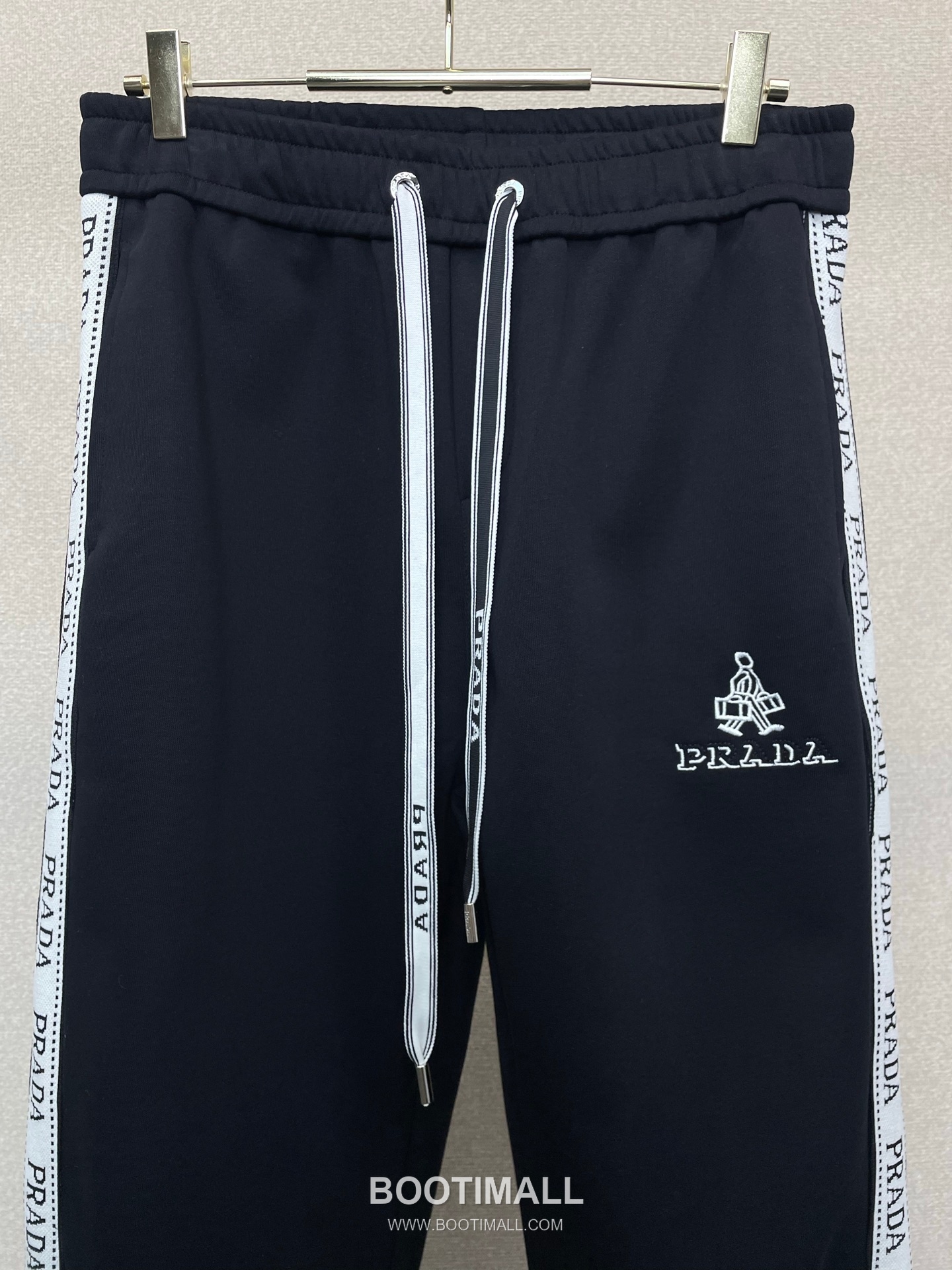 Prada SS26 Cotton Blend Logo Patch Casual Pants 프라다 SS26 코튼 혼방 로고 패치 캐주얼 팬츠 3