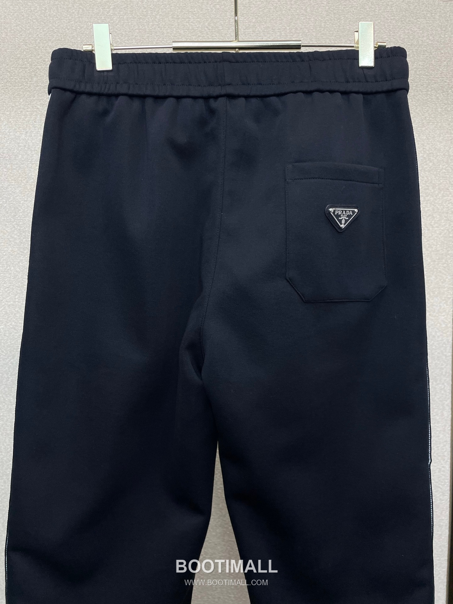 Prada SS26 Cotton Blend Logo Patch Casual Pants 프라다 SS26 코튼 혼방 로고 패치 캐주얼 팬츠 4