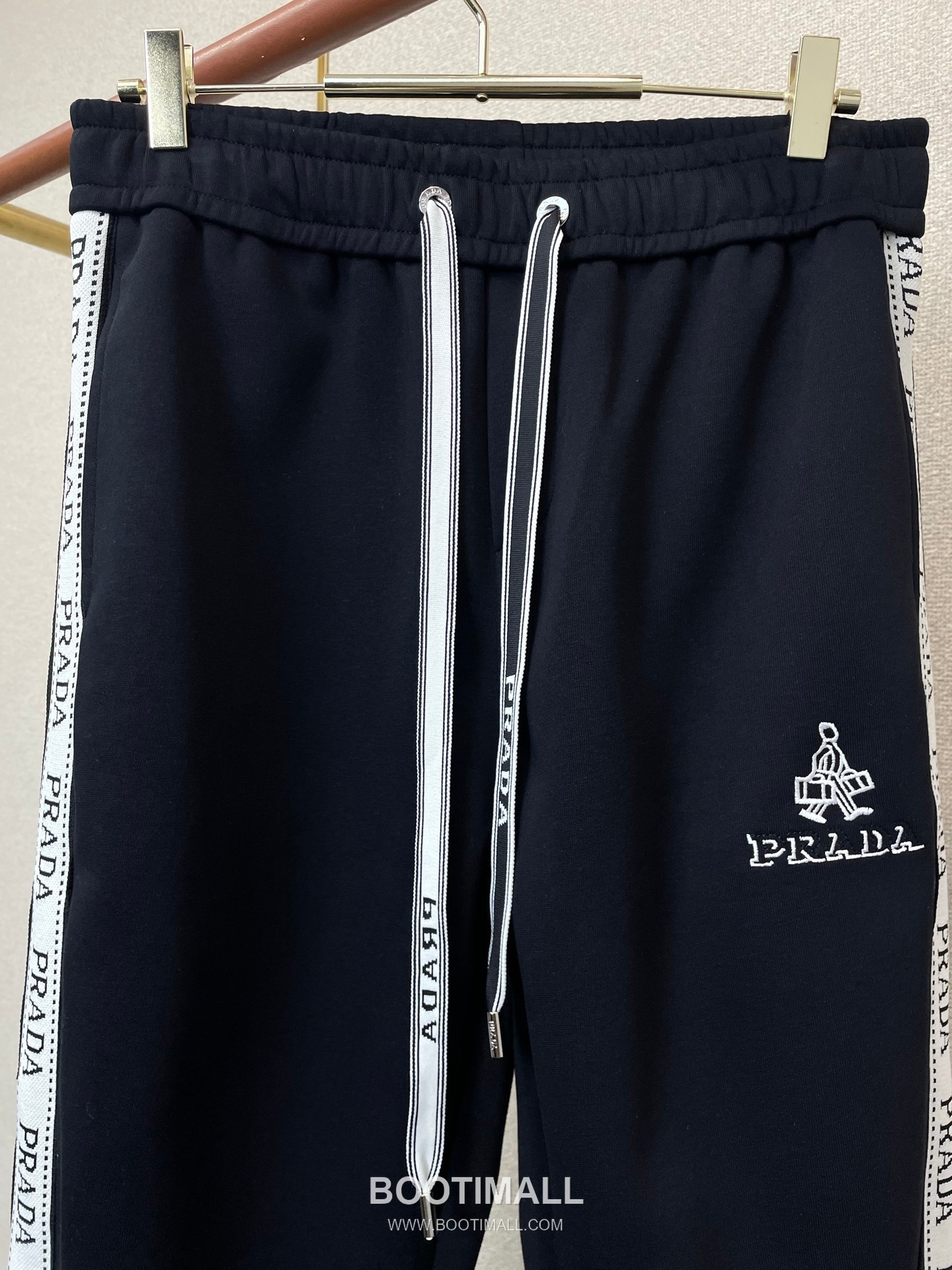 Prada SS26 Cotton Blend Logo Patch Casual Pants 프라다 SS26 코튼 혼방 로고 패치 캐주얼 팬츠 5