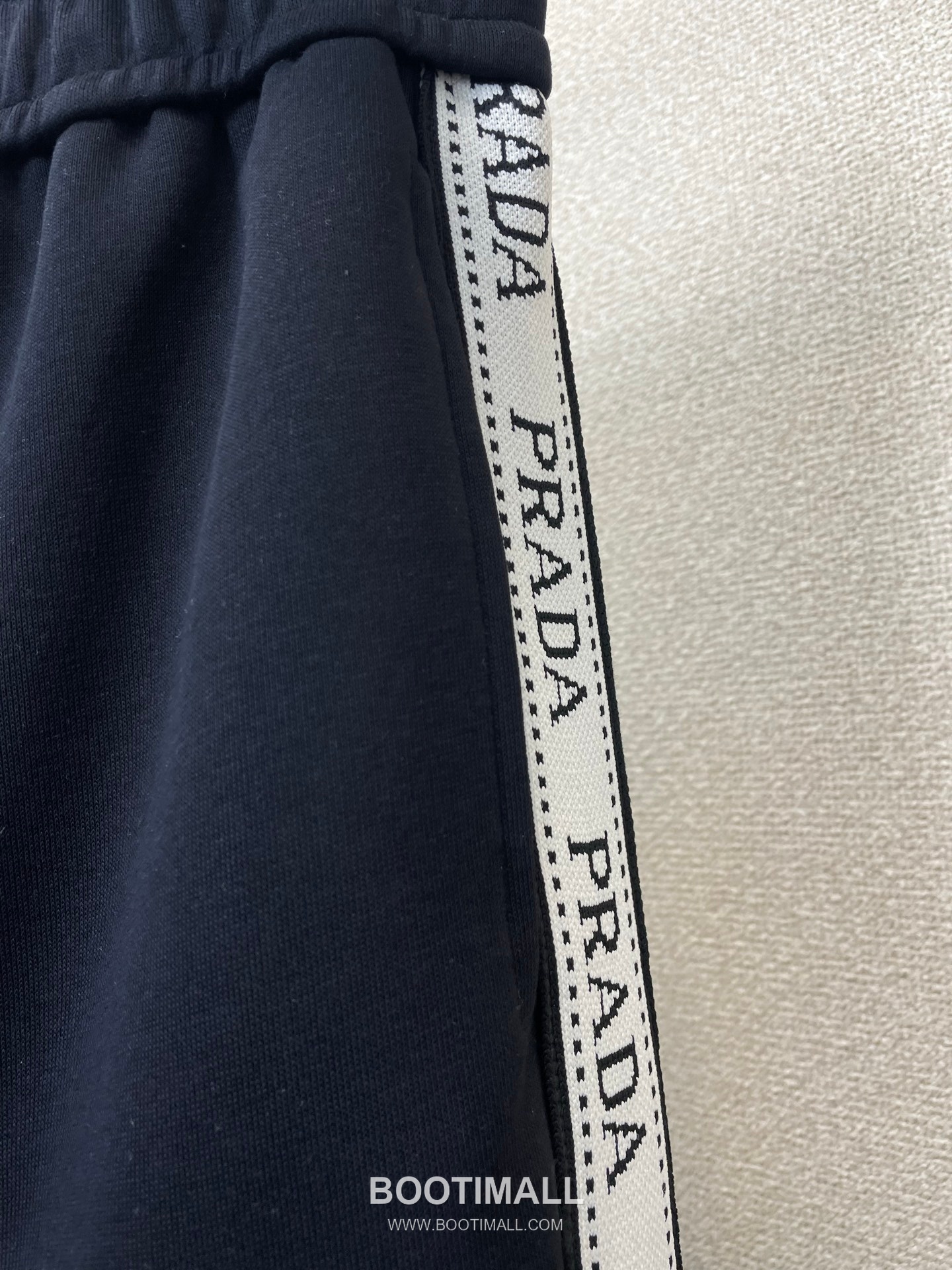 Prada SS26 Cotton Blend Logo Patch Casual Pants 프라다 SS26 코튼 혼방 로고 패치 캐주얼 팬츠 6