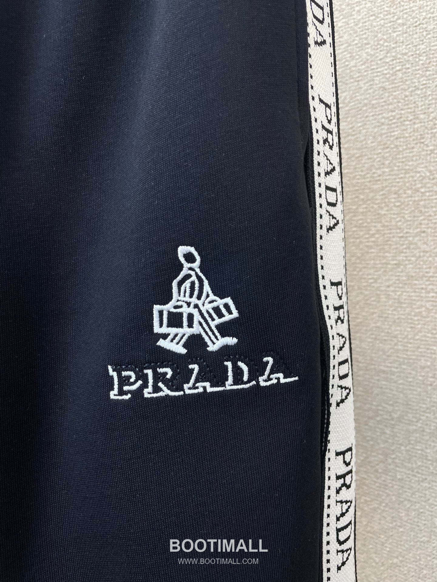 Prada SS26 Cotton Blend Logo Patch Casual Pants 프라다 SS26 코튼 혼방 로고 패치 캐주얼 팬츠 7