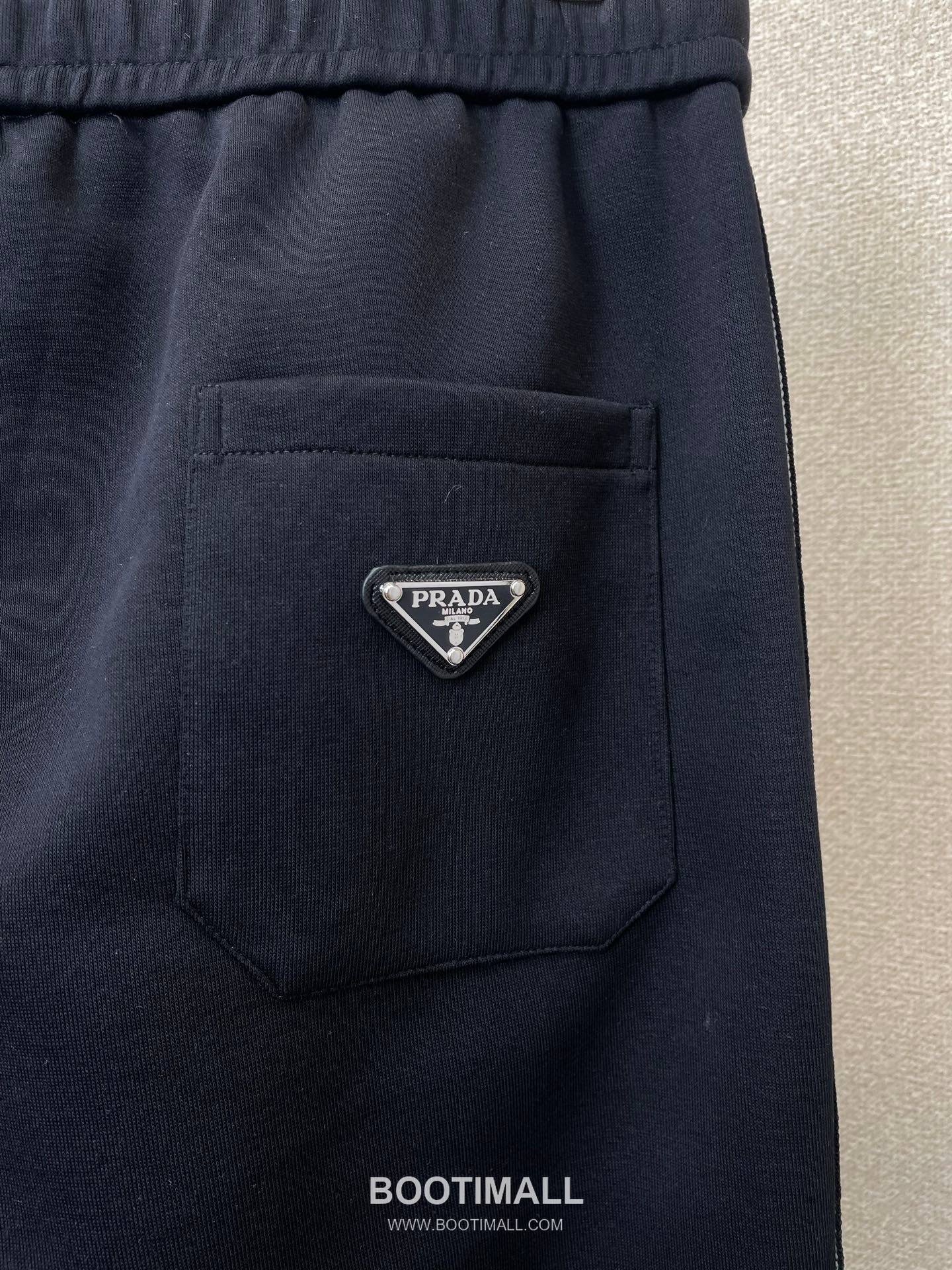 Prada SS26 Cotton Blend Logo Patch Casual Pants 프라다 SS26 코튼 혼방 로고 패치 캐주얼 팬츠 9