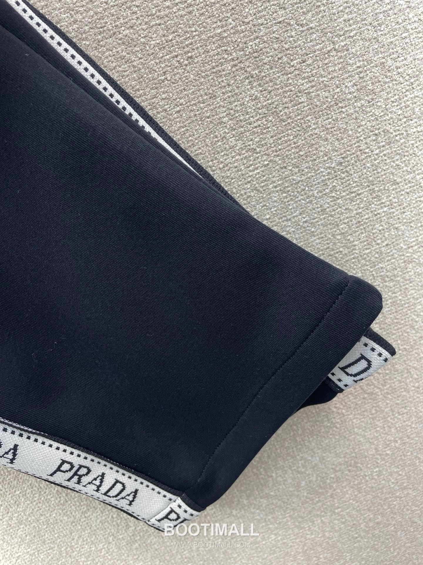 Prada SS26 Cotton Blend Logo Patch Casual Pants 프라다 SS26 코튼 혼방 로고 패치 캐주얼 팬츠 10