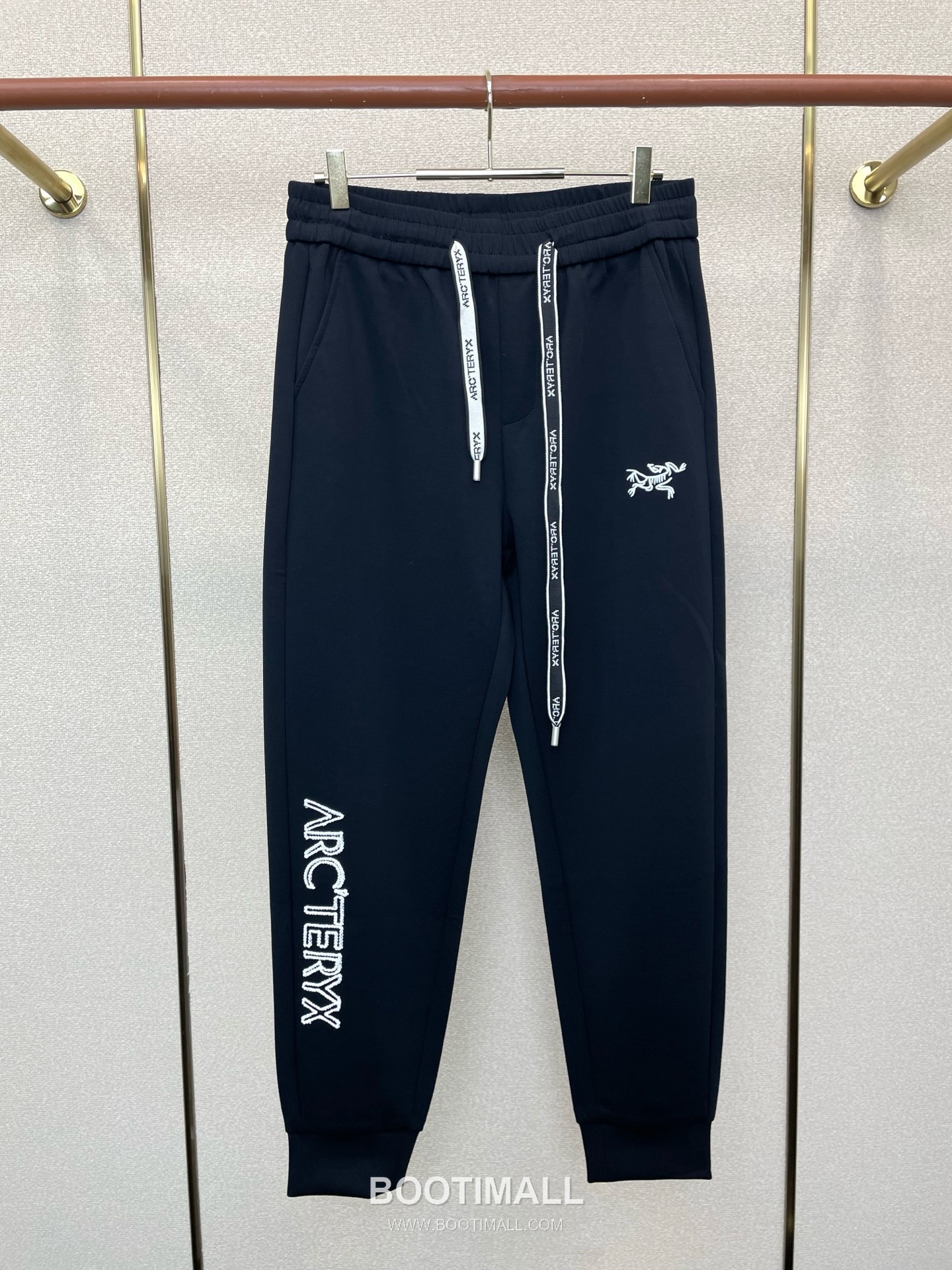 Arc'teryx SS26 Nylon Blend Logo Embroidered Casual Pants 아크테릭스 SS26 나일론 혼방 로고 자수 캐주얼 팬츠 1