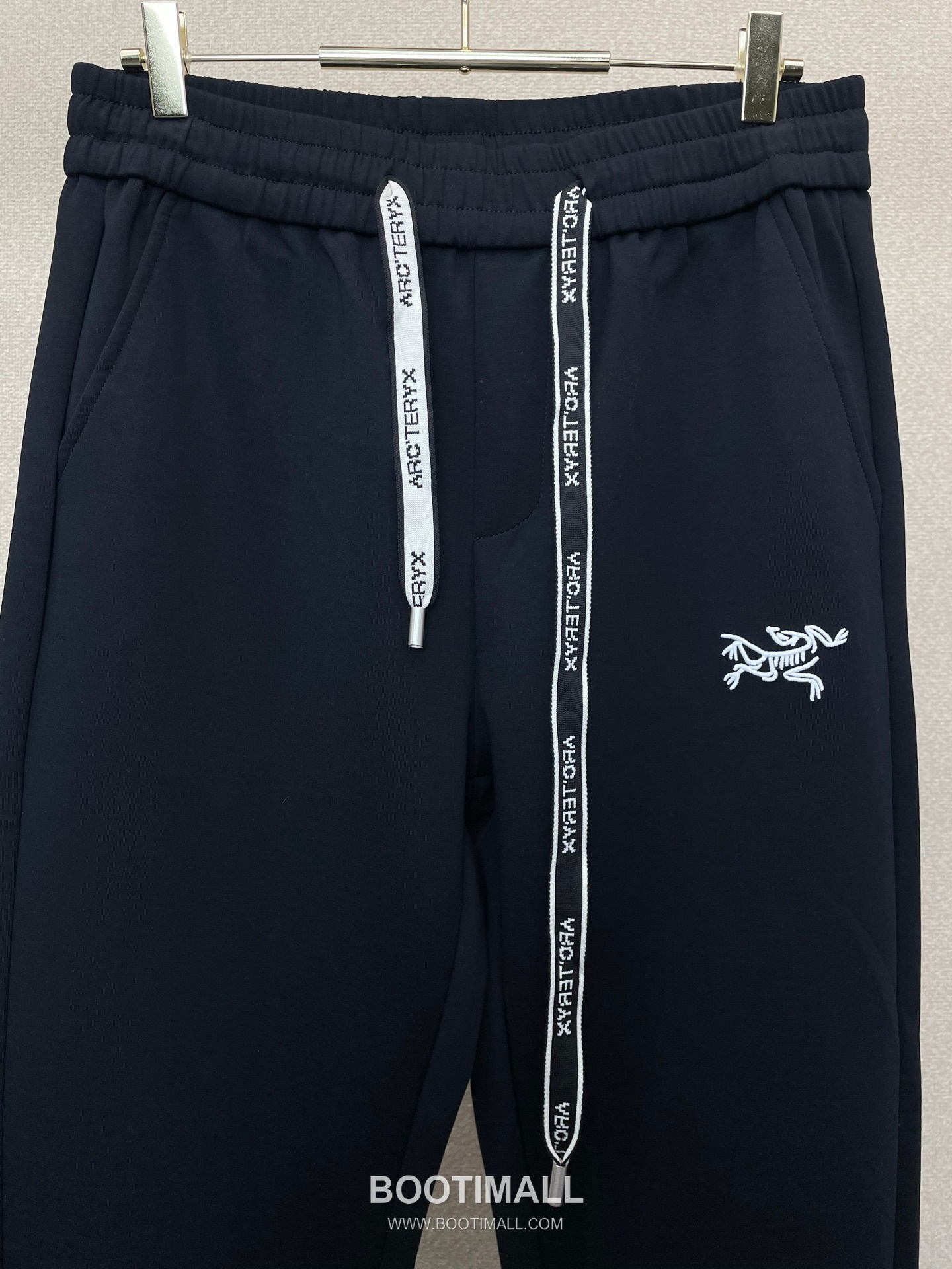 Arc'teryx SS26 Nylon Blend Logo Embroidered Casual Pants 아크테릭스 SS26 나일론 혼방 로고 자수 캐주얼 팬츠 3
