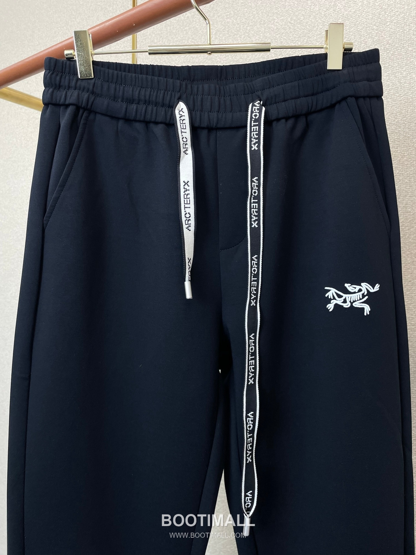 Arc'teryx SS26 Nylon Blend Logo Embroidered Casual Pants 아크테릭스 SS26 나일론 혼방 로고 자수 캐주얼 팬츠 5