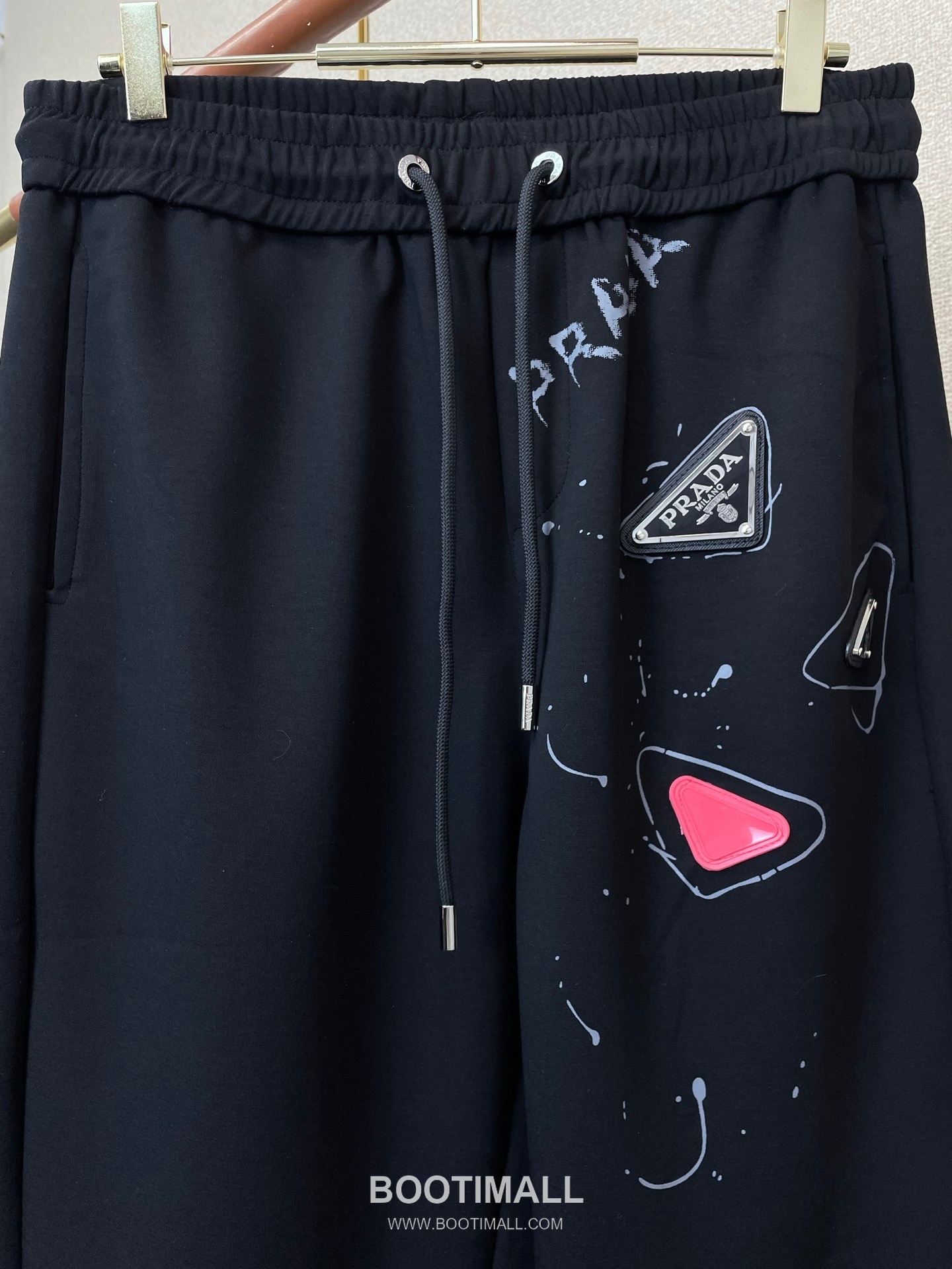 Prada SS26 Cotton Blend Logo Embroidered Casual Pants 프라다 SS26 코튼 혼방 로고 자수 캐주얼 팬츠 5