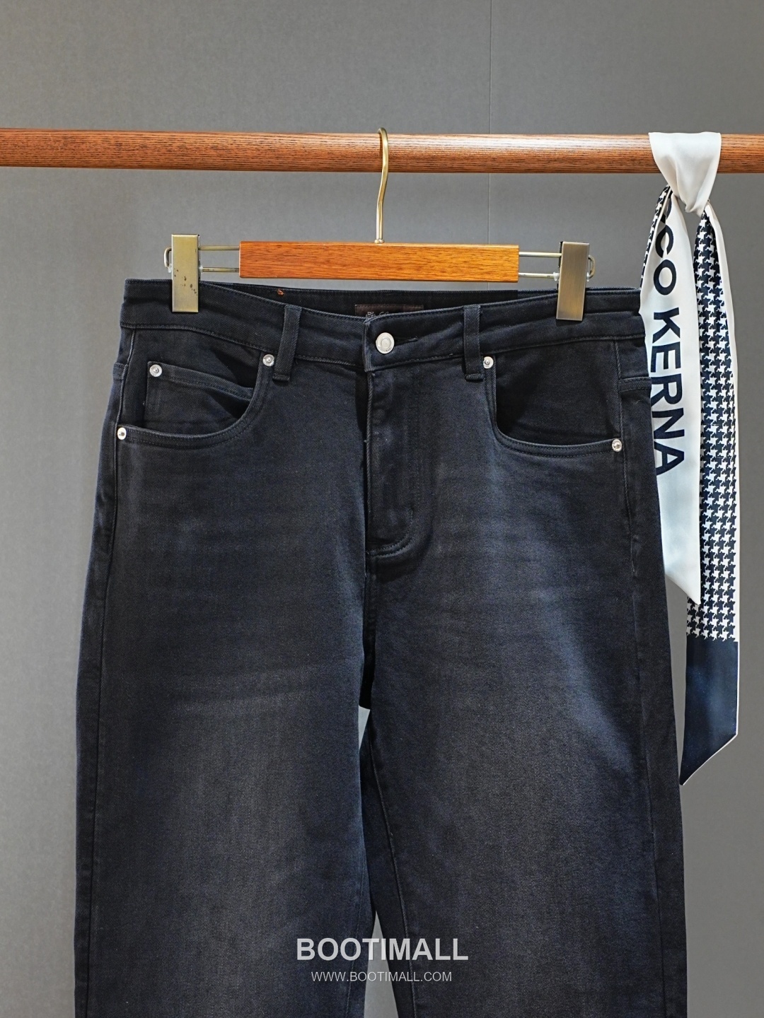 Loro Piana 2026 SS Cotton Blend Denim Pants with Washed Finish 로로피아나 2026 SS 코튼 혼방 데님 팬츠 워싱 가공 12