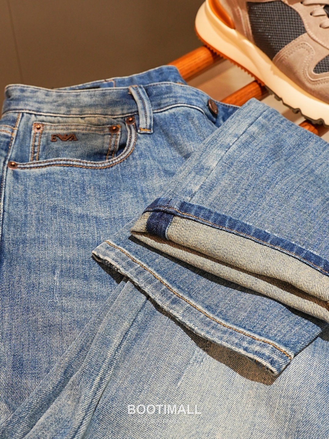 Armani 2026 SS Cotton Blend Denim Pants with Washed Finish 아르마니 2026 SS 코튼 혼방 데님 팬츠 워싱 가공 15