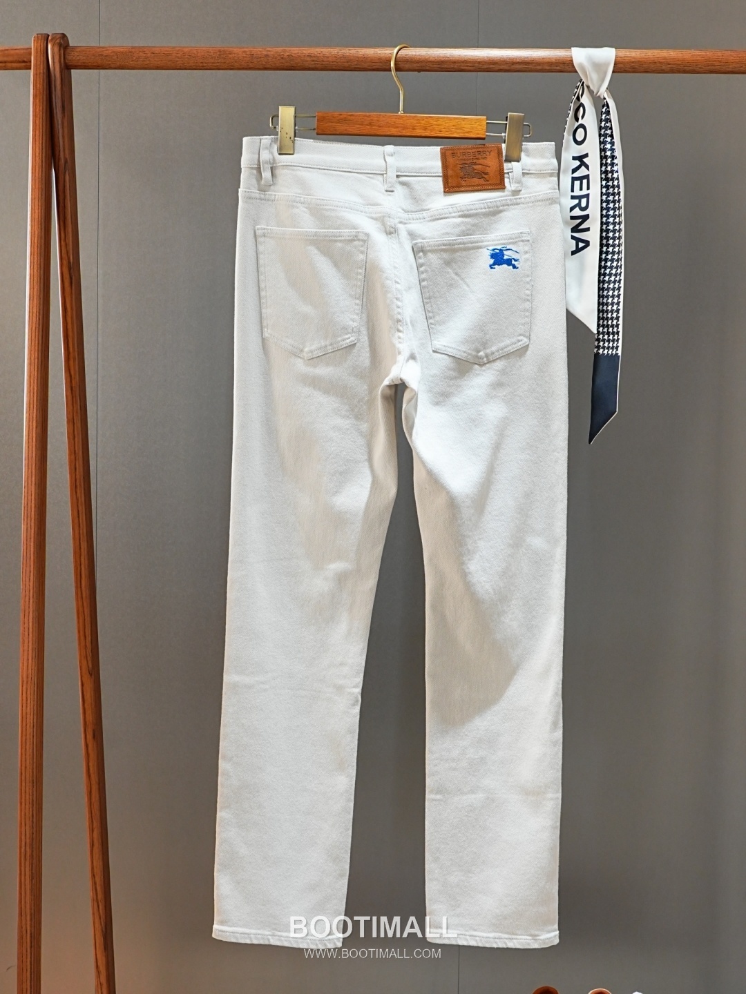 Burberry 2026 SS Cotton Blend Denim Pants with Washed Finish 버버리 2026 SS 코튼 혼방 데님 팬츠 워싱 가공 16