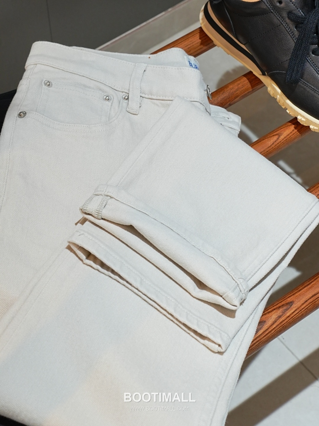 Burberry 2026 SS Cotton Blend Denim Pants with Washed Finish 버버리 2026 SS 코튼 혼방 데님 팬츠 워싱 가공 19