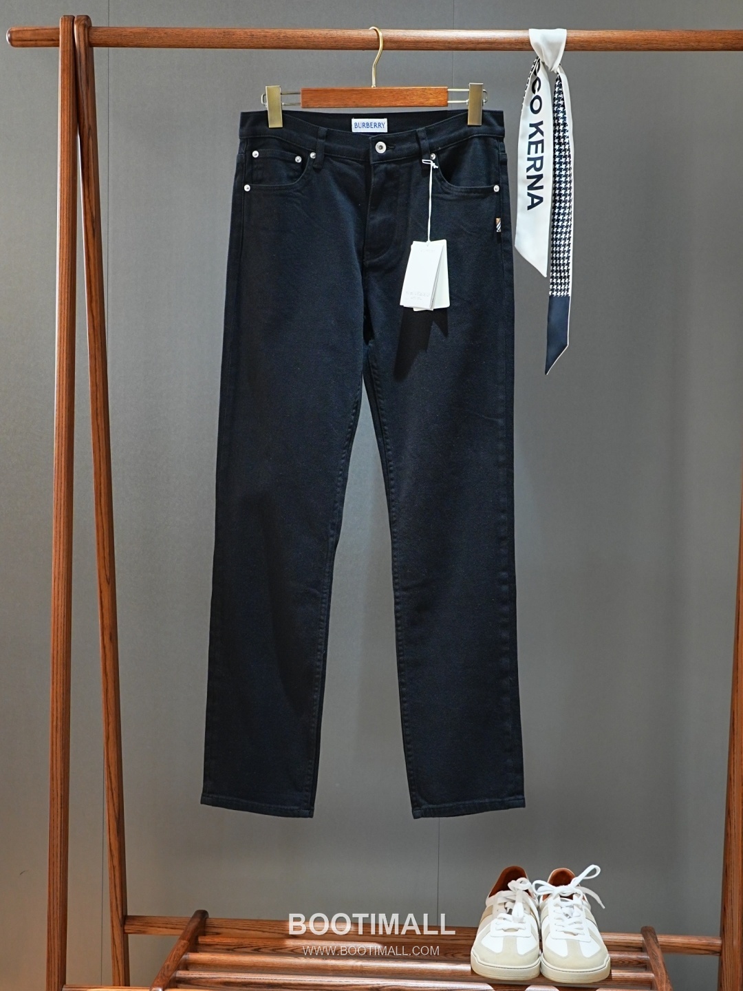 Burberry 2026 SS Cotton Blend Denim Pants with Washed Finish 버버리 2026 SS 코튼 혼방 데님 팬츠 워싱 가공 11