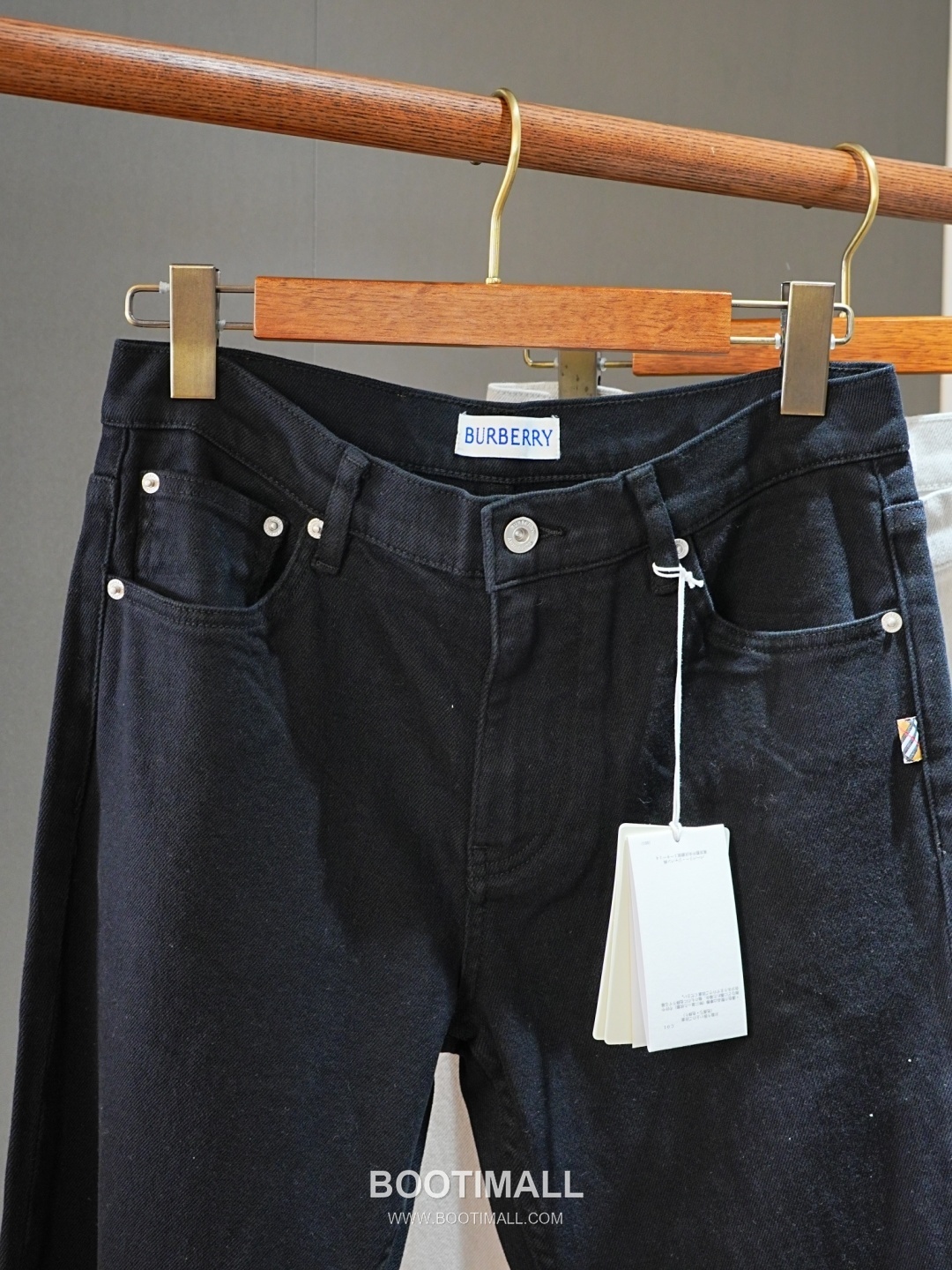 Burberry 2026 SS Cotton Blend Denim Pants with Washed Finish 버버리 2026 SS 코튼 혼방 데님 팬츠 워싱 가공 12