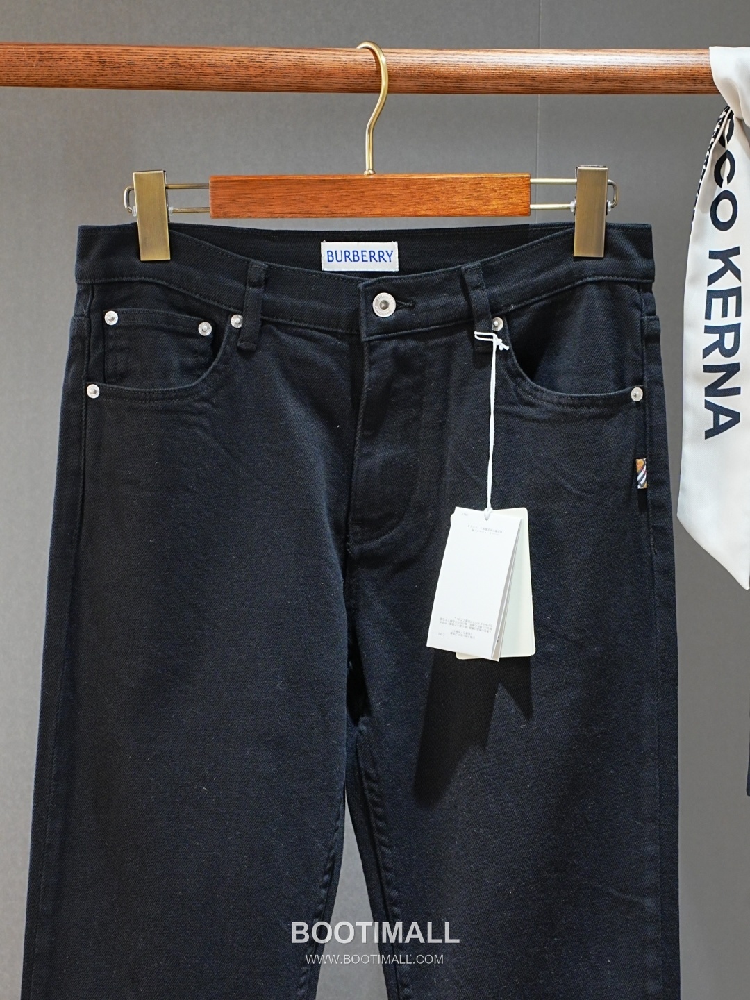 Burberry 2026 SS Cotton Blend Denim Pants with Washed Finish 버버리 2026 SS 코튼 혼방 데님 팬츠 워싱 가공 15
