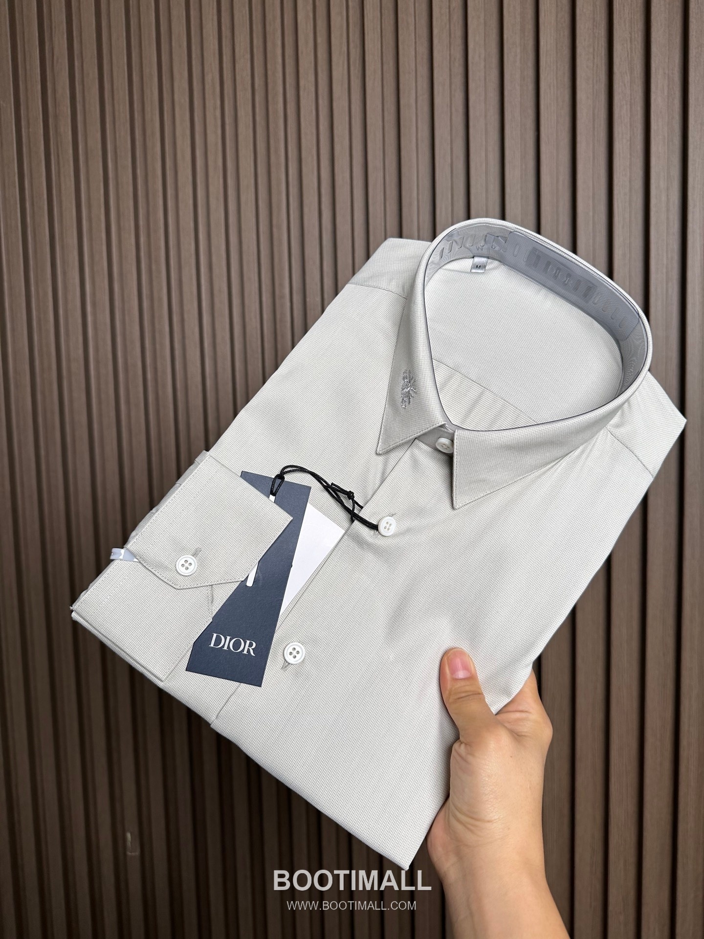 Dior 2026 SS Cotton Shirt with Bee Embroidered Logo 디올 2026 SS 코튼 셔츠 벌 자수 로고 1