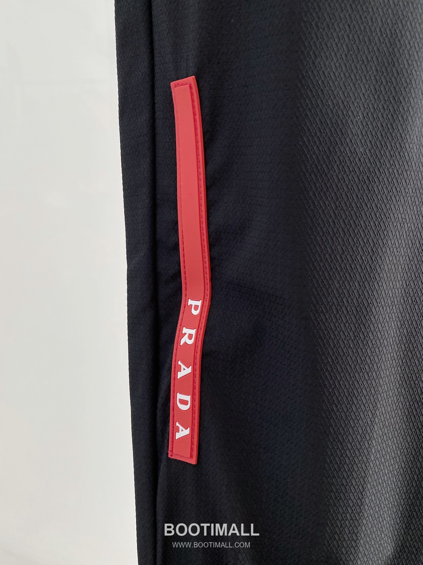 Prada 2026 SS Lyocell Nylon Stretch Pants with Logo Detail 프라다 2026 SS 텐셀 나일론 스트레치 팬츠 로고 디테일 4
