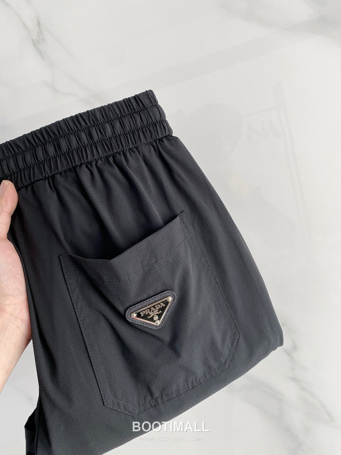 Prada 2026 SS Lyocell Nylon Stretch Pants with Logo Detail 프라다 2026 SS 텐셀 나일론 스트레치 팬츠 로고 디테일 9