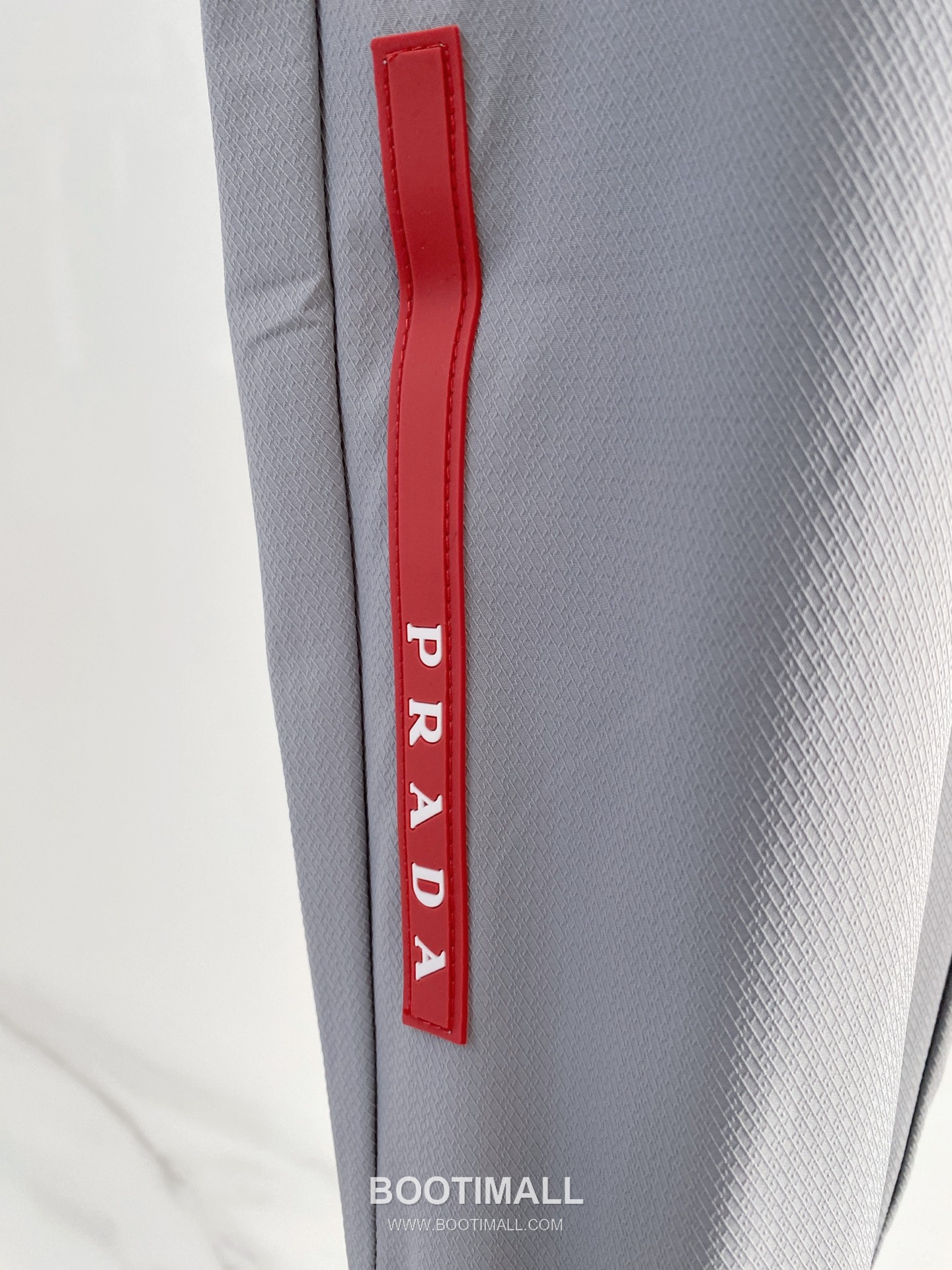 Prada 2026 SS Lyocell Nylon Stretch Pants with Logo Detail 프라다 2026 SS 텐셀 나일론 스트레치 팬츠 로고 디테일 4