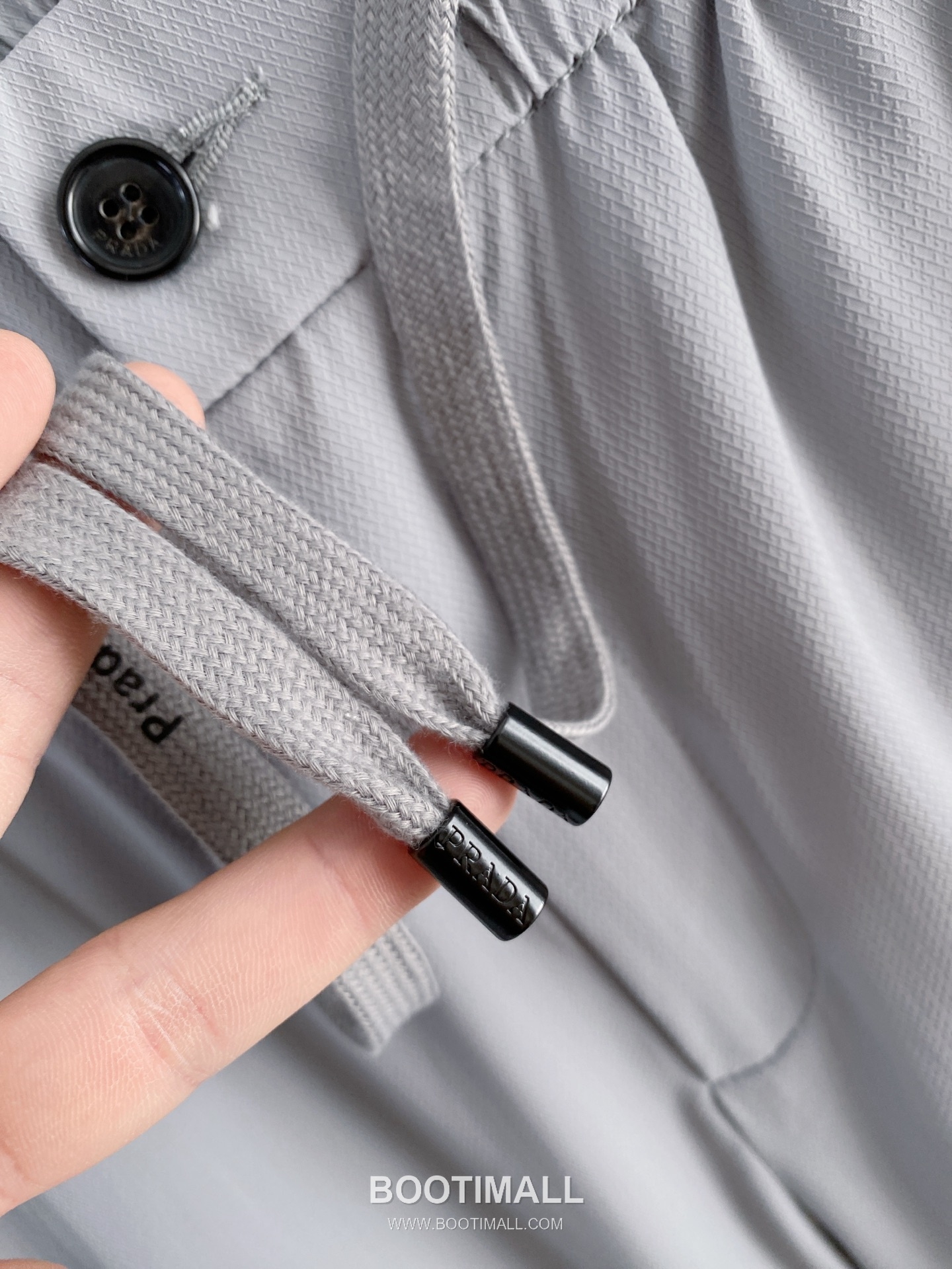 Prada 2026 SS Lyocell Nylon Stretch Pants with Logo Detail 프라다 2026 SS 텐셀 나일론 스트레치 팬츠 로고 디테일 5