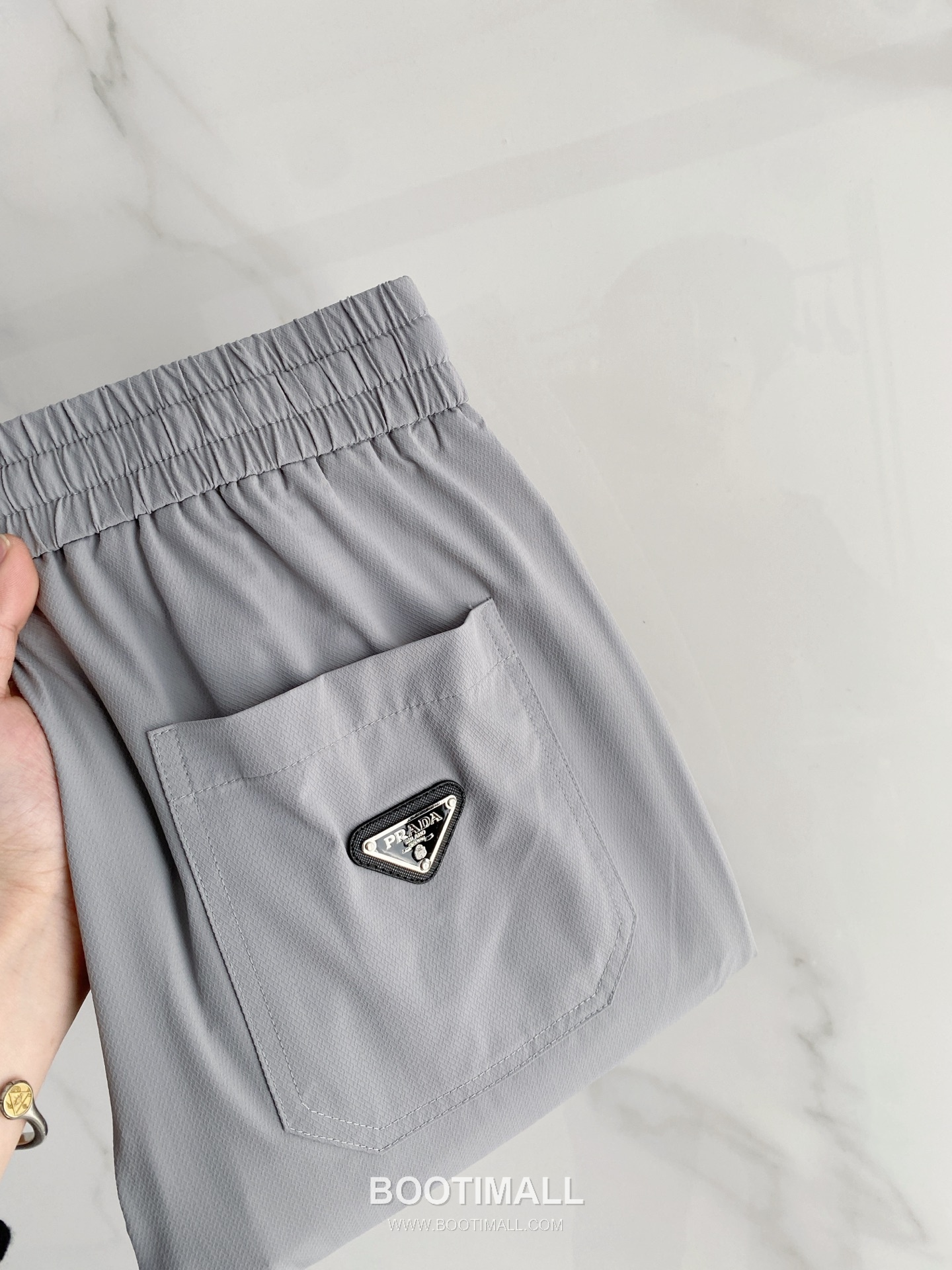 Prada 2026 SS Lyocell Nylon Stretch Pants with Logo Detail 프라다 2026 SS 텐셀 나일론 스트레치 팬츠 로고 디테일 9