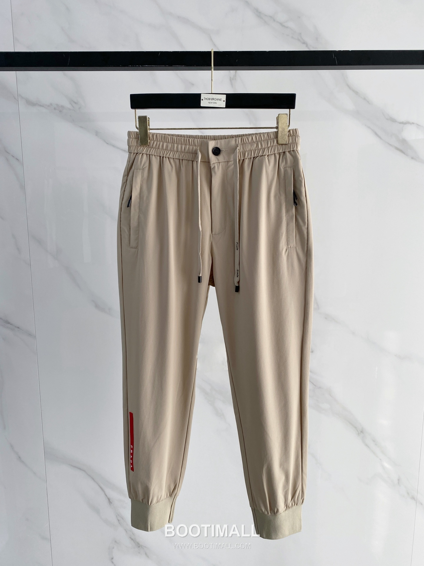 Prada 2026 SS Lyocell Nylon Stretch Pants with Logo Detail 프라다 2026 SS 텐셀 나일론 스트레치 팬츠 로고 디테일 1