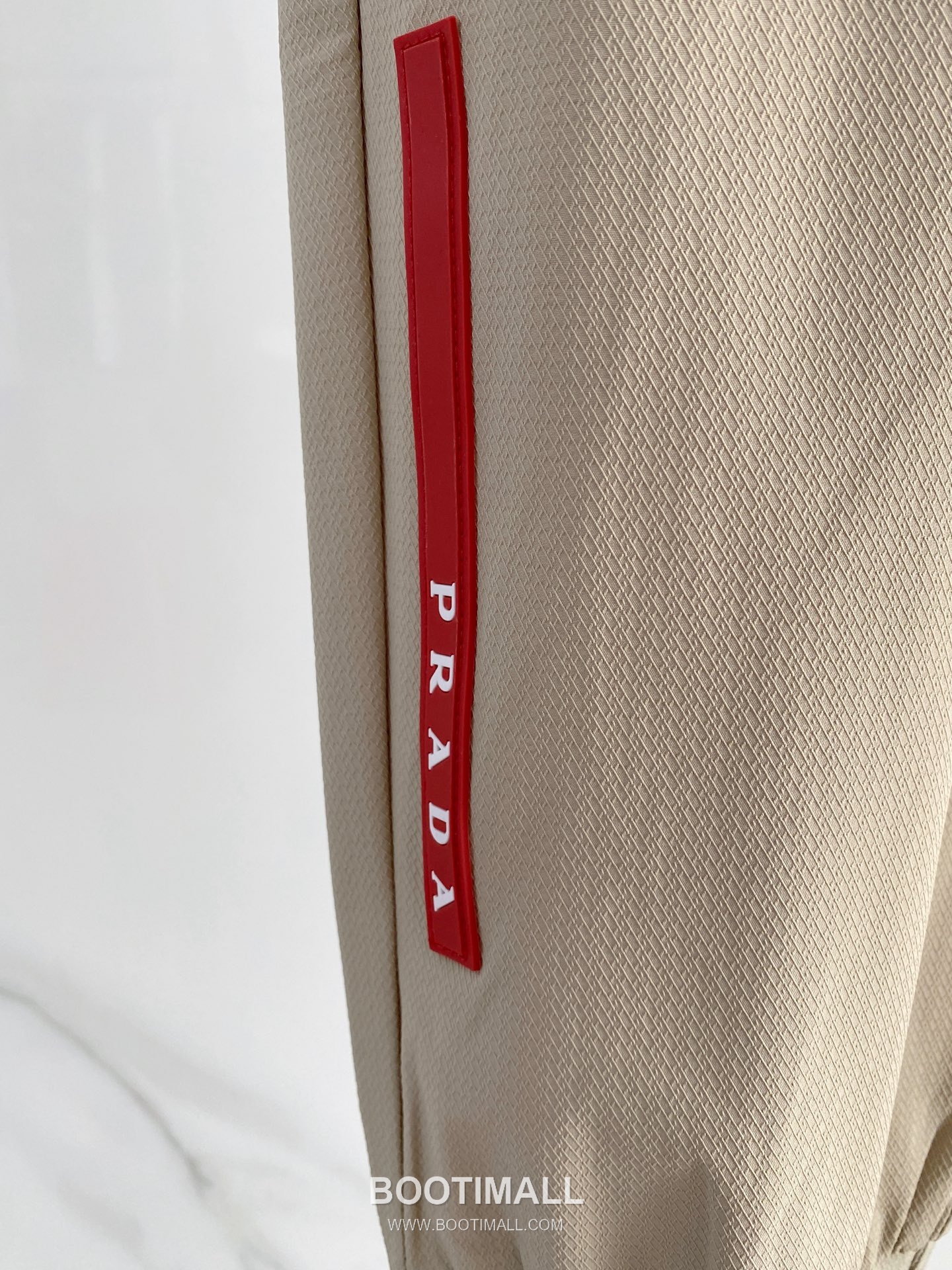 Prada 2026 SS Lyocell Nylon Stretch Pants with Logo Detail 프라다 2026 SS 텐셀 나일론 스트레치 팬츠 로고 디테일 4