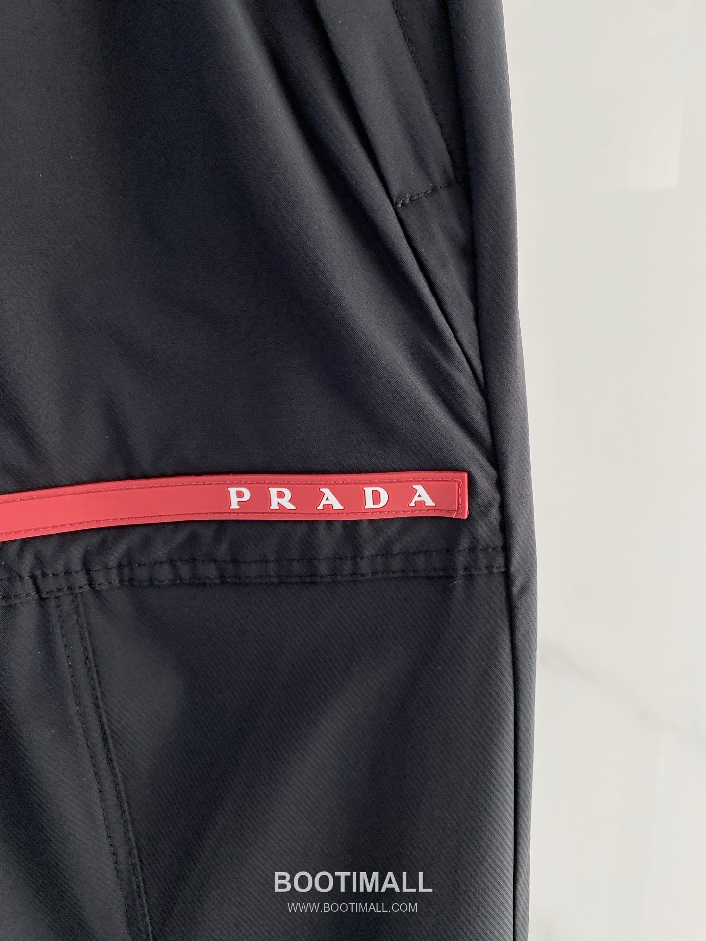 Prada 2026 SS Lyocell Nylon Stretch Pants with Logo Detail 프라다 2026 SS 텐셀 나일론 스트레치 팬츠 로고 디테일 4