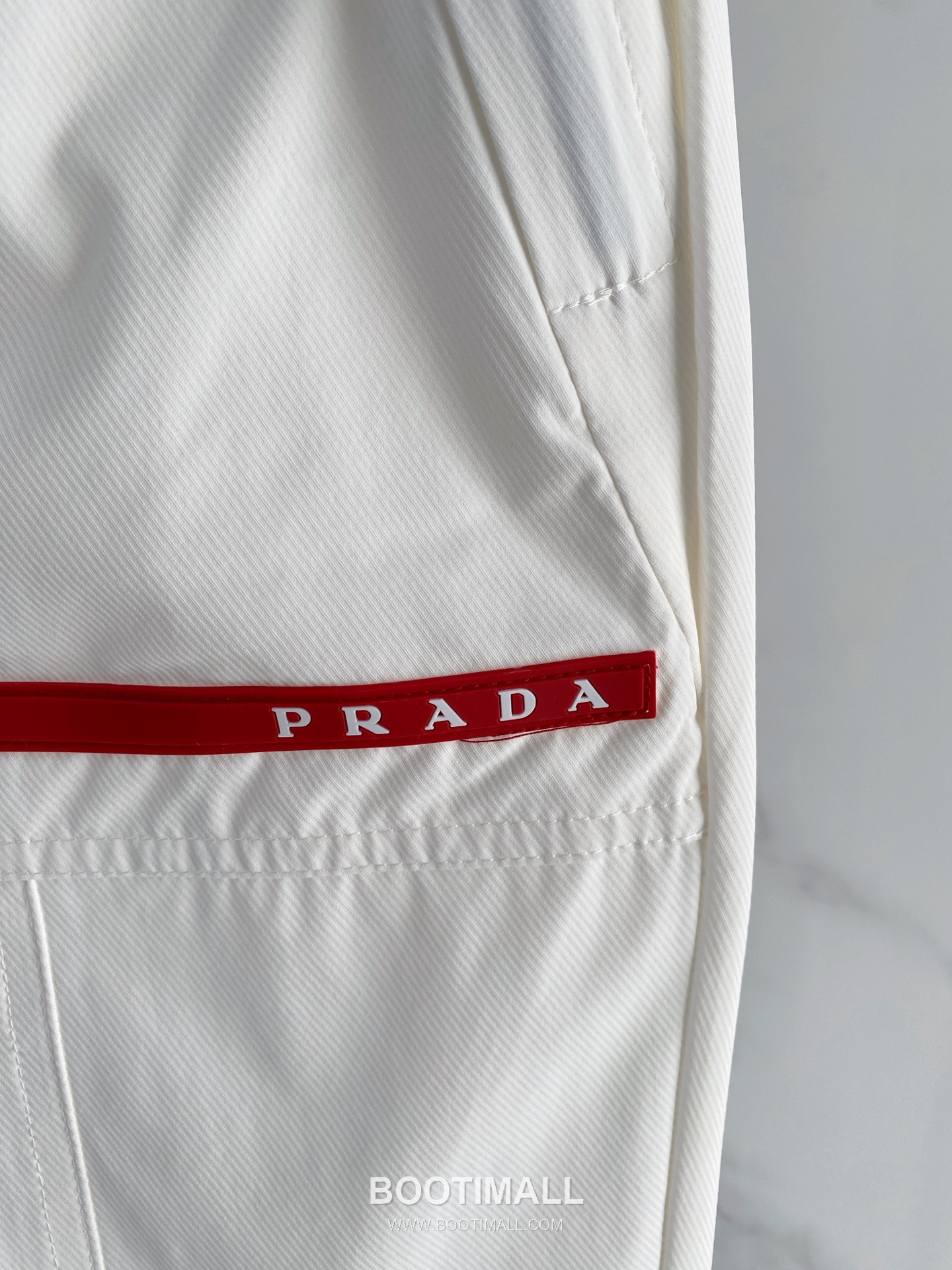 Prada 2026 SS Lyocell Nylon Stretch Pants with Logo Detail 프라다 2026 SS 텐셀 나일론 스트레치 팬츠 로고 디테일 4