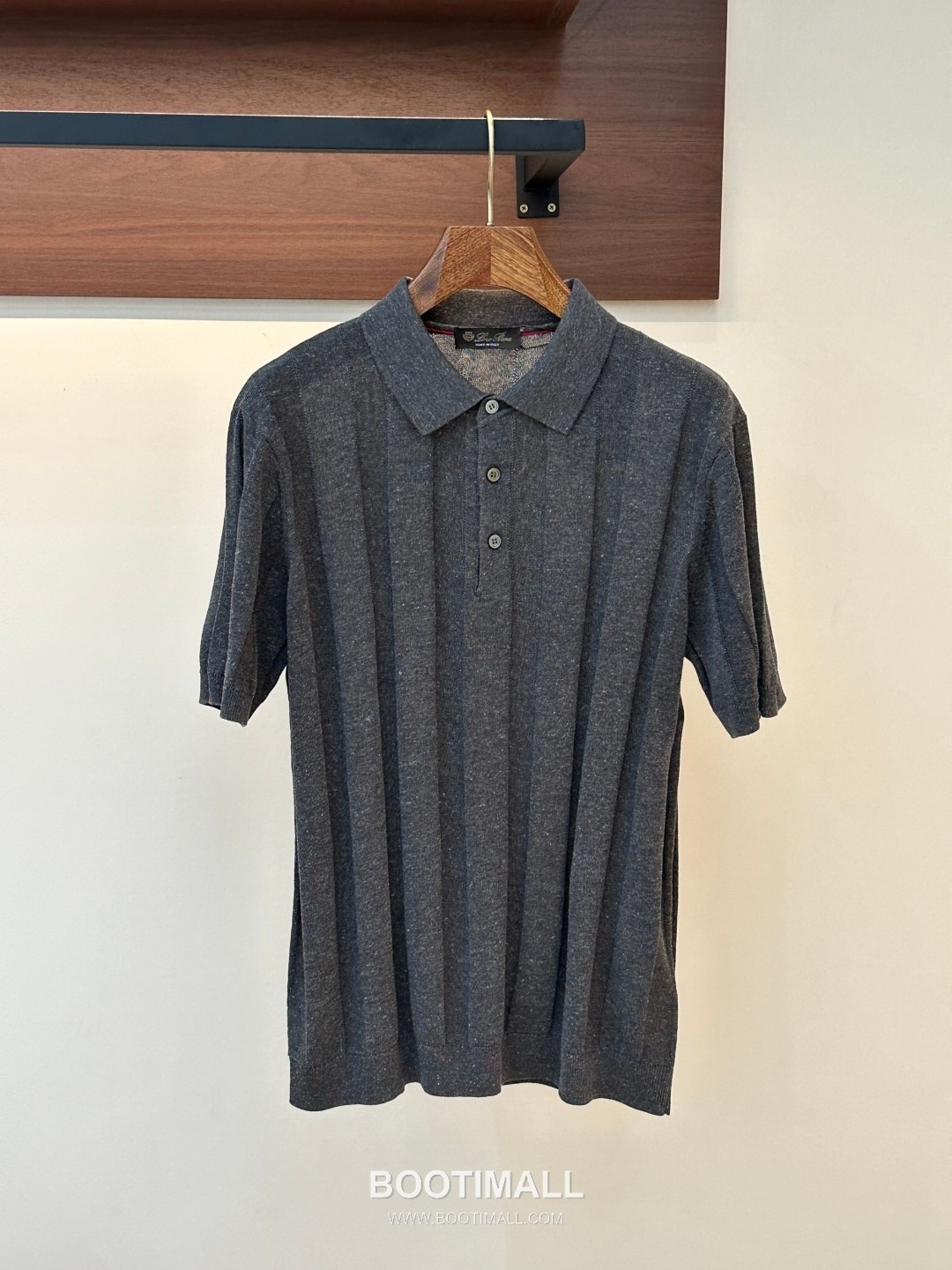 Loro Piana 2026 SS Linen Lyocell Acrylic Knit Polo Shirt with Spread Collar 로로피아나 2026 SS 린넨 라이오셀 아크릴 니트 폴로 셔츠 스프레드 칼라 1