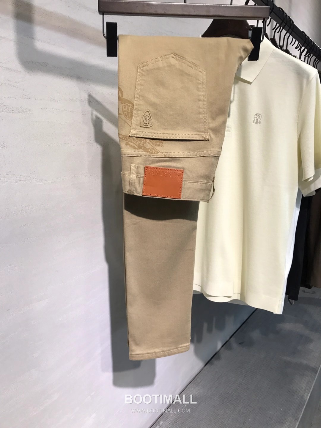 Burberry 2026 SS Cotton Stretch Denim Pants with Knight Logo Patch 버버리 2026 SS 코튼 스트레치 데님 팬츠 나이트 로고 패치 1