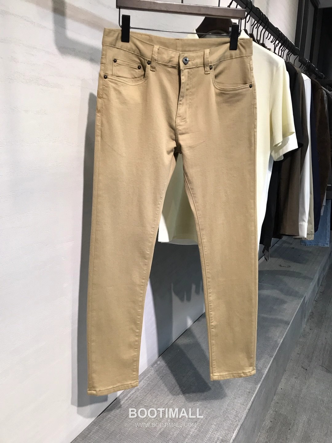 Burberry 2026 SS Cotton Stretch Denim Pants with Knight Logo Patch 버버리 2026 SS 코튼 스트레치 데님 팬츠 나이트 로고 패치 2