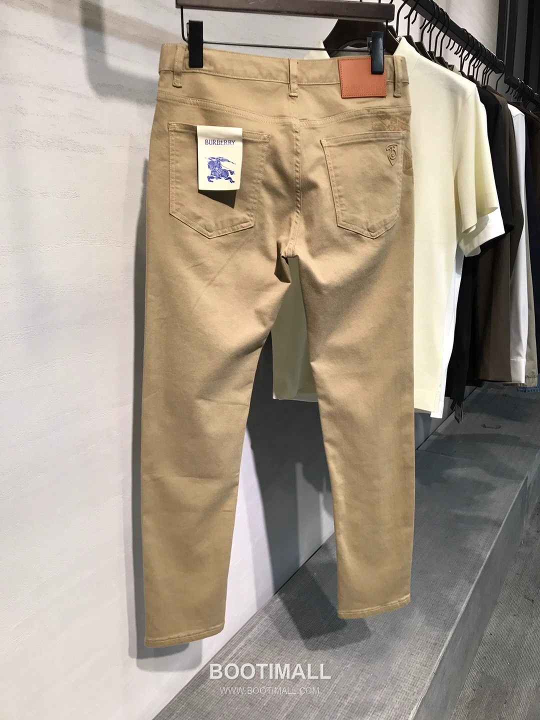 Burberry 2026 SS Cotton Stretch Denim Pants with Knight Logo Patch 버버리 2026 SS 코튼 스트레치 데님 팬츠 나이트 로고 패치 3