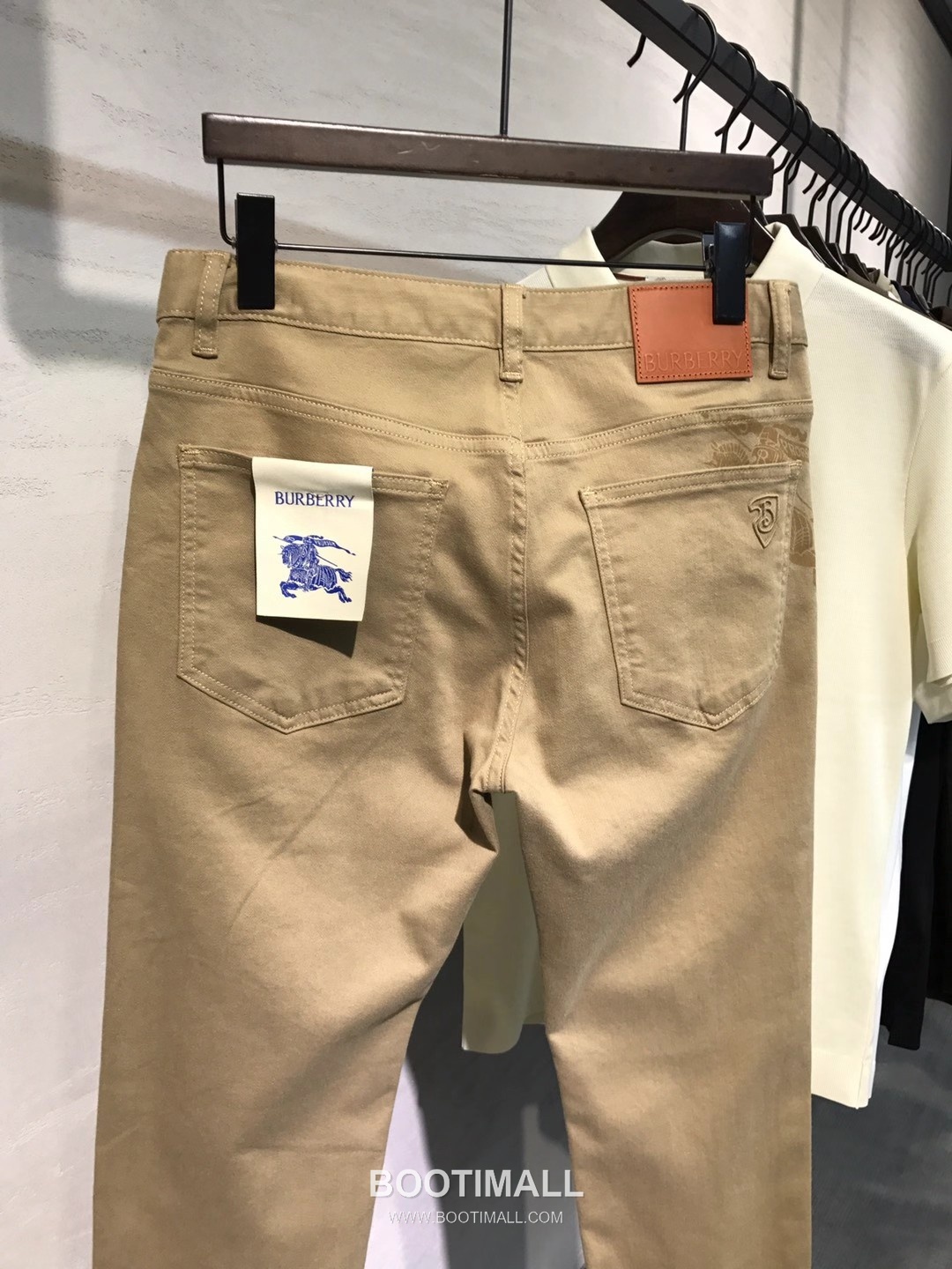 Burberry 2026 SS Cotton Stretch Denim Pants with Knight Logo Patch 버버리 2026 SS 코튼 스트레치 데님 팬츠 나이트 로고 패치 5