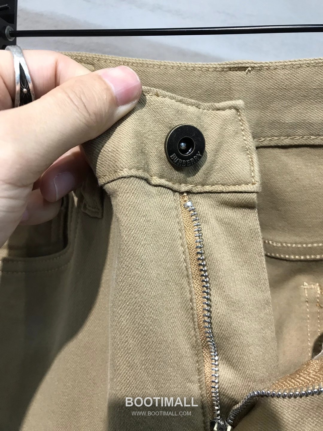 Burberry 2026 SS Cotton Stretch Denim Pants with Knight Logo Patch 버버리 2026 SS 코튼 스트레치 데님 팬츠 나이트 로고 패치 6