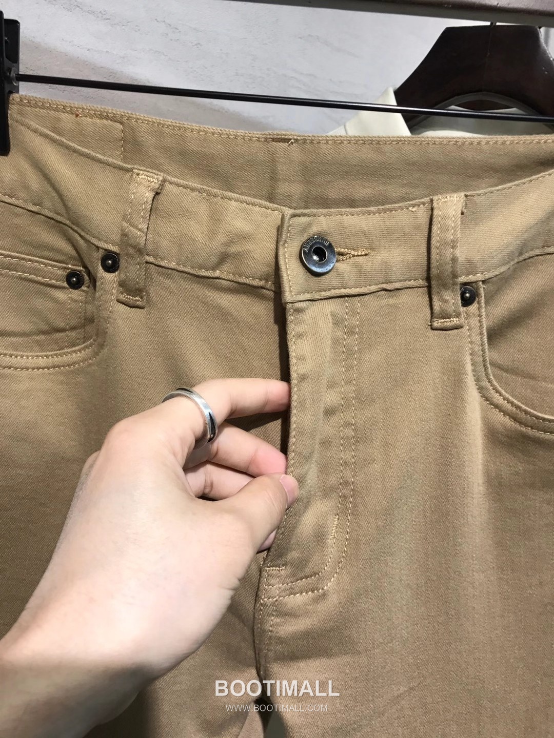 Burberry 2026 SS Cotton Stretch Denim Pants with Knight Logo Patch 버버리 2026 SS 코튼 스트레치 데님 팬츠 나이트 로고 패치 7