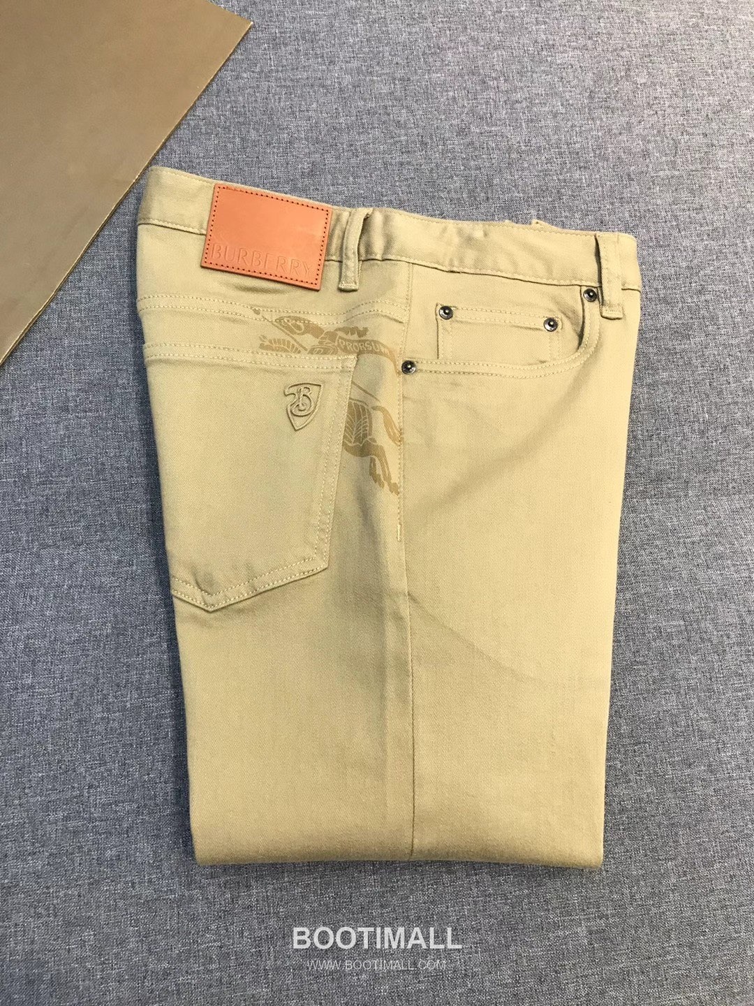 Burberry 2026 SS Cotton Stretch Denim Pants with Knight Logo Patch 버버리 2026 SS 코튼 스트레치 데님 팬츠 나이트 로고 패치 10