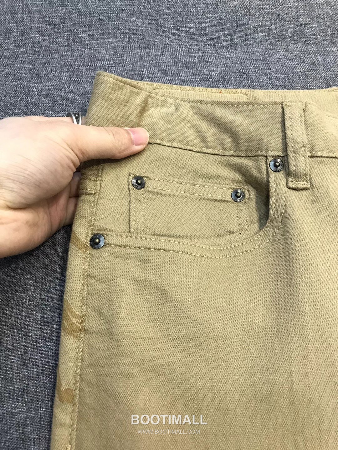 Burberry 2026 SS Cotton Stretch Denim Pants with Knight Logo Patch 버버리 2026 SS 코튼 스트레치 데님 팬츠 나이트 로고 패치 14